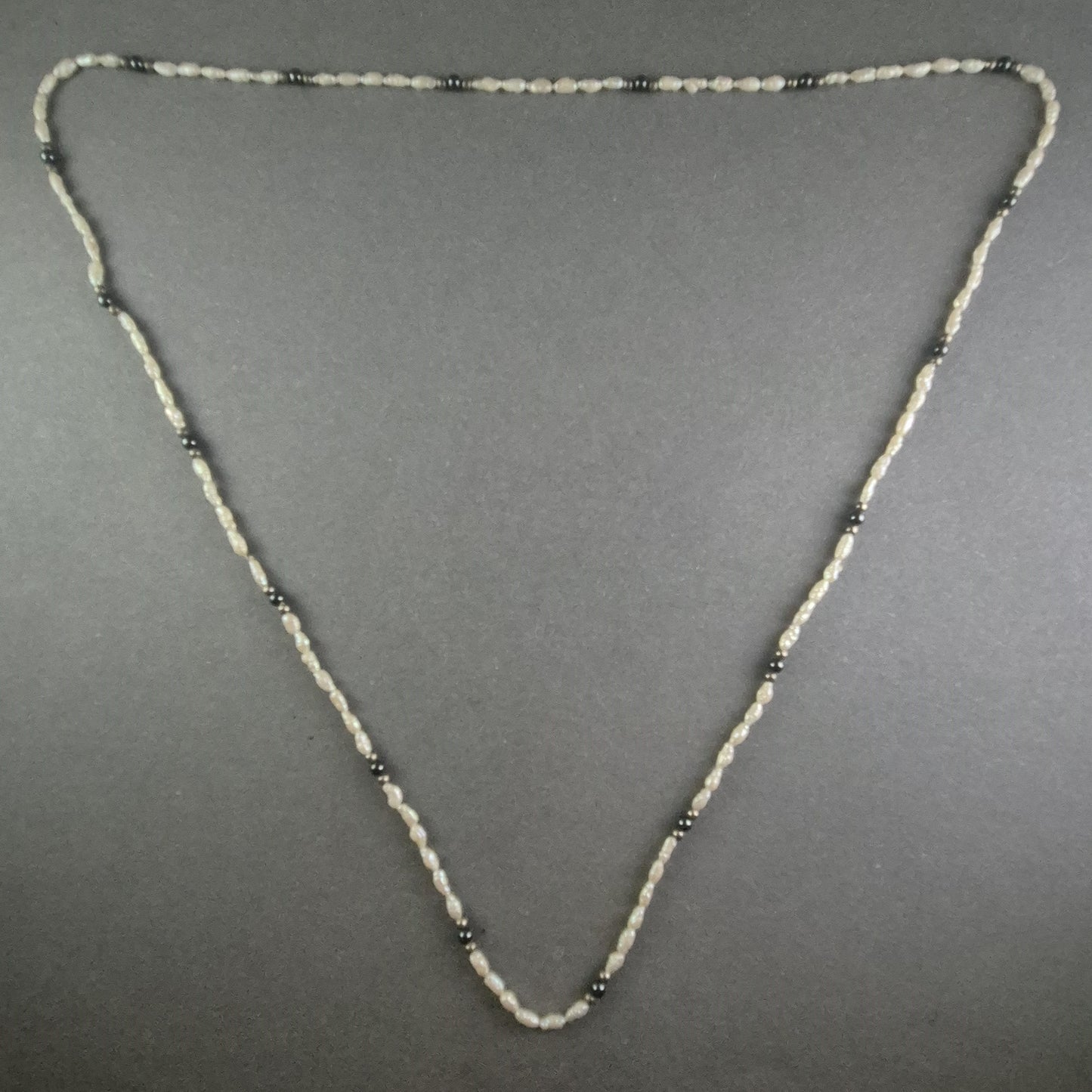 Elegante Vintage-Perlenkette mit Hämatit-Akzenten – Zeitlose Raffinesse