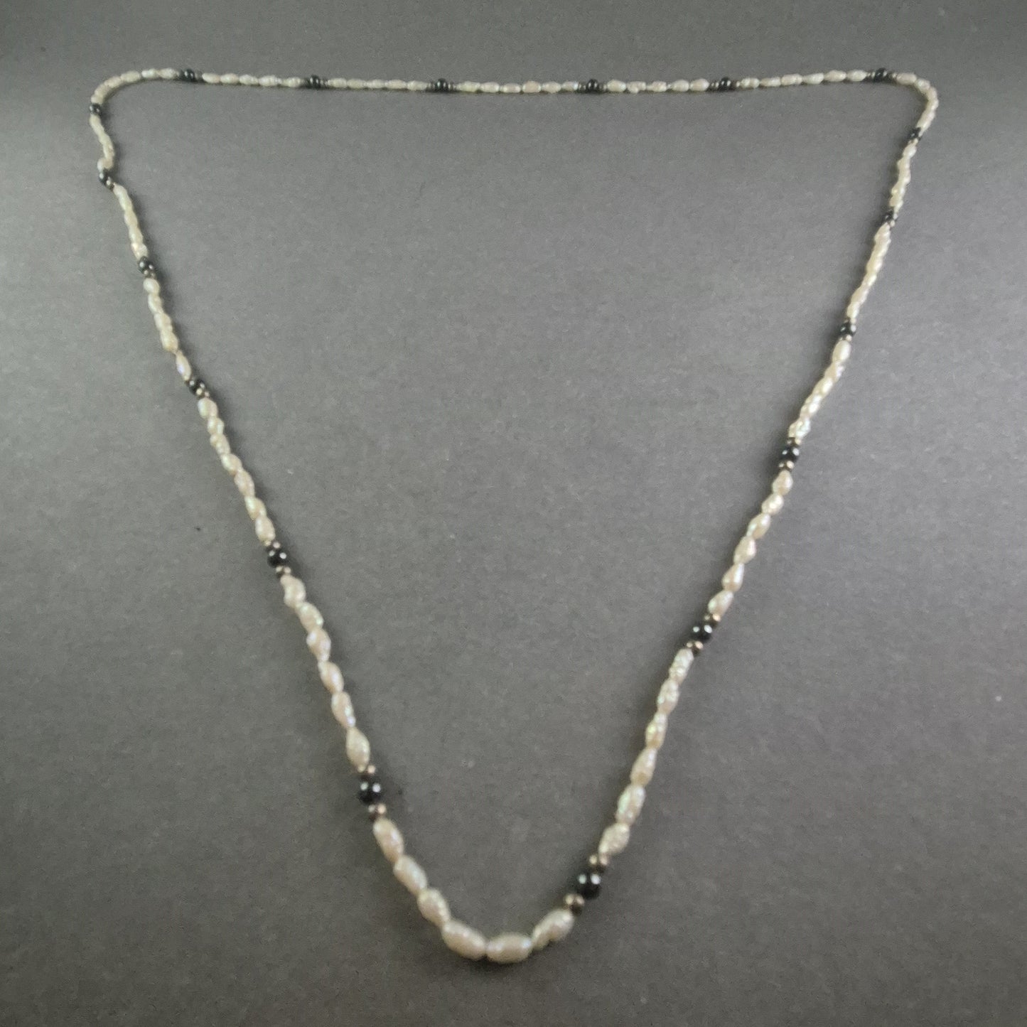 Elegante Vintage-Perlenkette mit Hämatit-Akzenten – Zeitlose Raffinesse