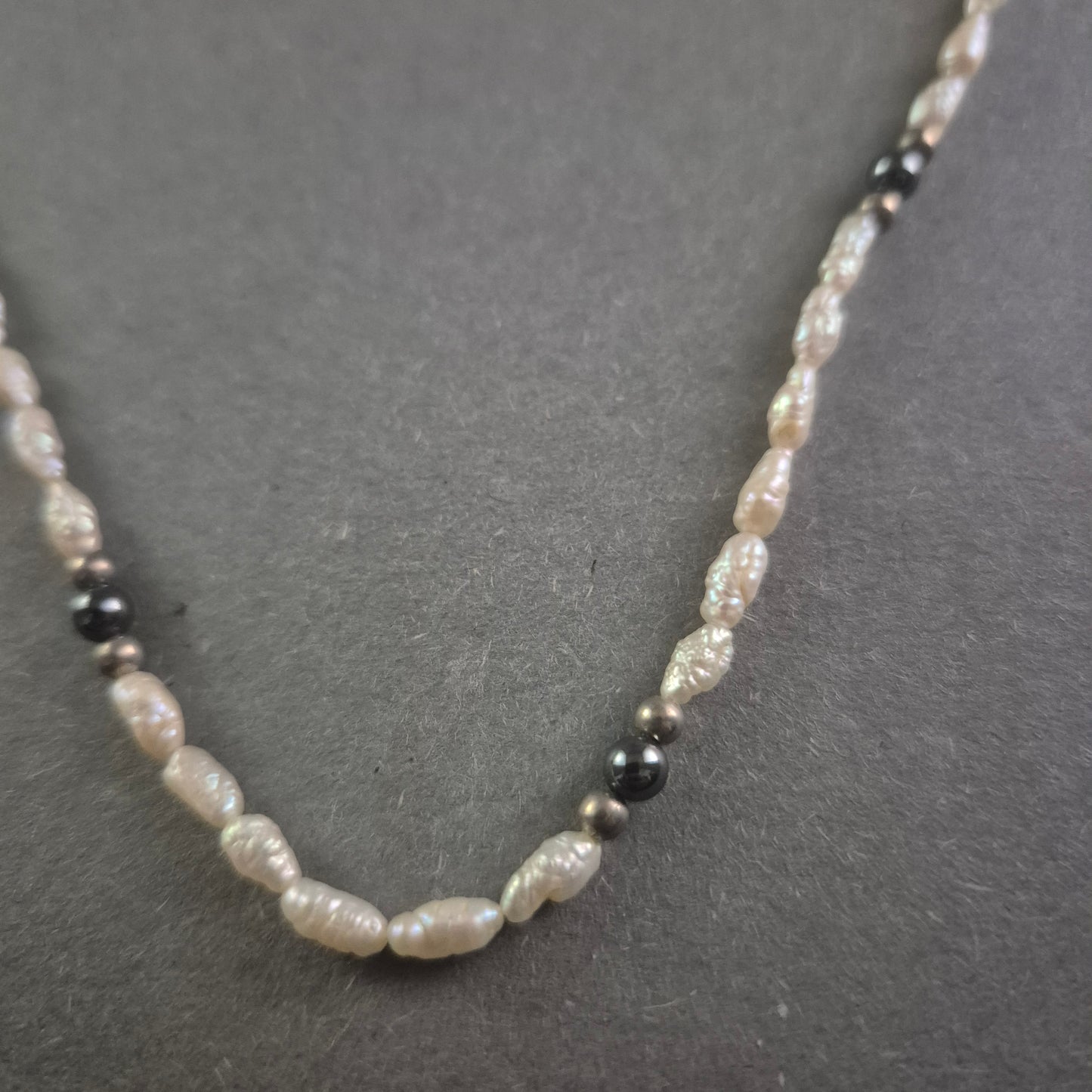 Elegante Vintage-Perlenkette mit Hämatit-Akzenten – Zeitlose Raffinesse