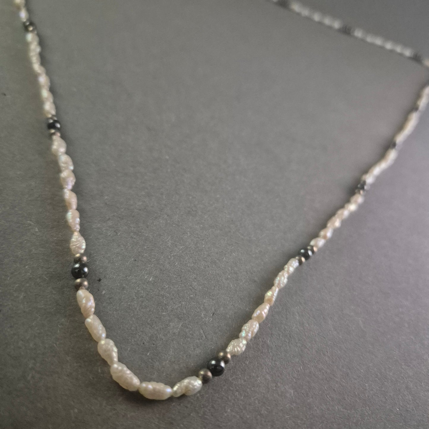 Elegante Vintage-Perlenkette mit Hämatit-Akzenten – Zeitlose Raffinesse