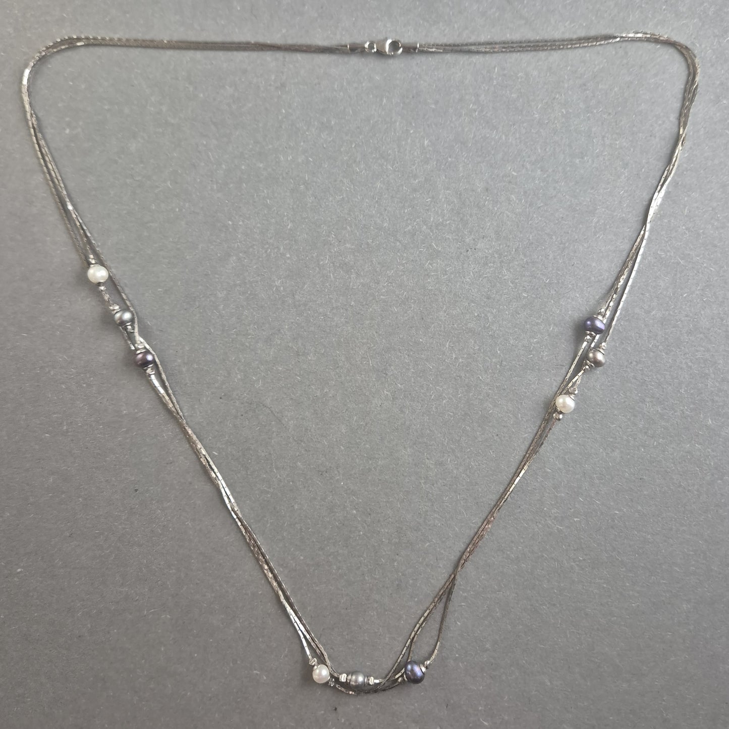 Elegante Vintage-Perlenkette mit Silberakzenten – Zeitlose Raffinesse