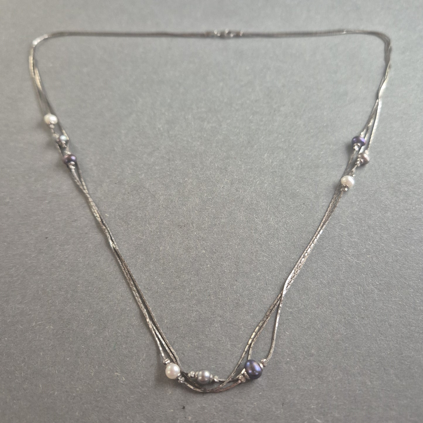 Elegante Vintage-Perlenkette mit Silberakzenten – Zeitlose Raffinesse