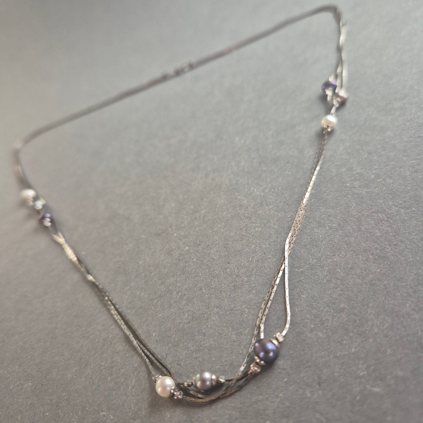 Elegante Vintage-Perlenkette mit Silberakzenten – Zeitlose Raffinesse