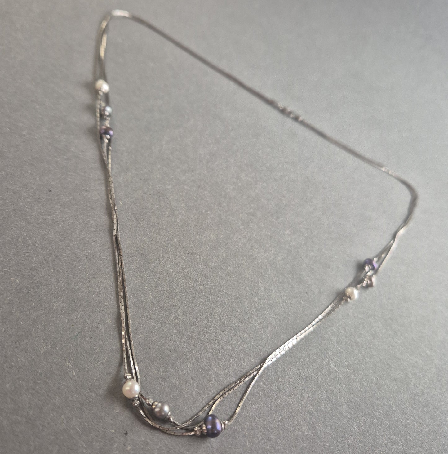 Elegante Vintage-Perlenkette mit Silberakzenten – Zeitlose Raffinesse