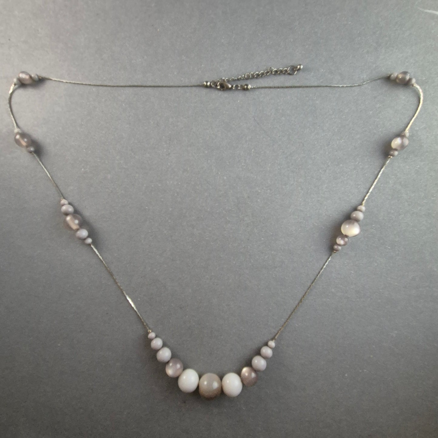 Elegante Vintage-Glasperlenkette in zarten Pastelltönen – Zeitlose Leichtigkeit