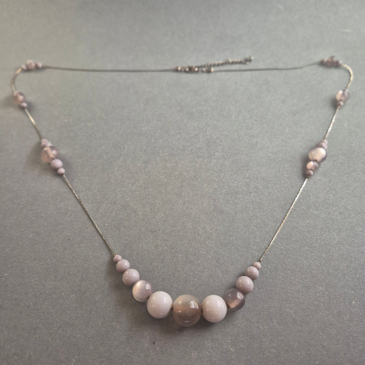 Elegante Vintage-Glasperlenkette in zarten Pastelltönen – Zeitlose Leichtigkeit