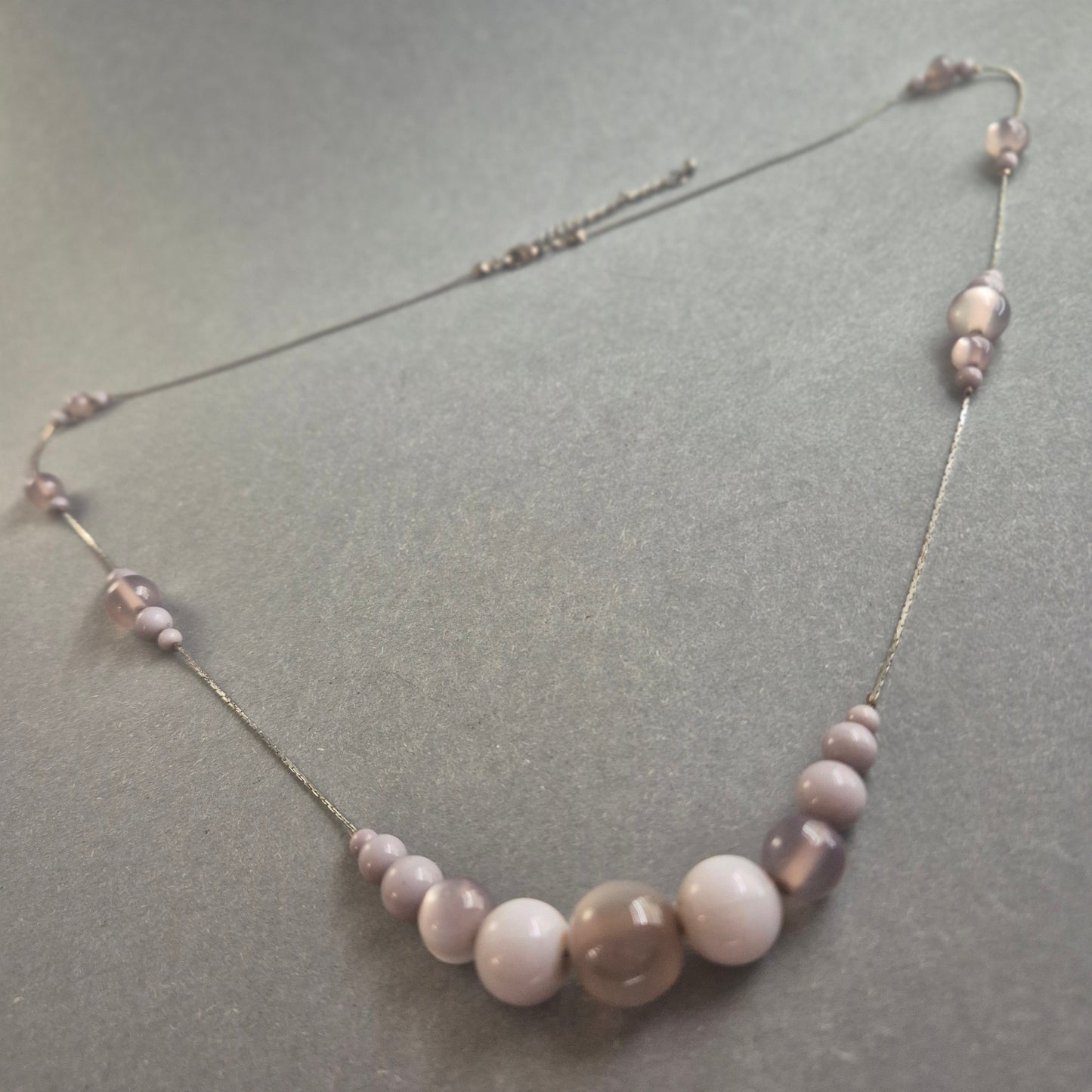 Elegante Vintage-Glasperlenkette in zarten Pastelltönen – Zeitlose Leichtigkeit
