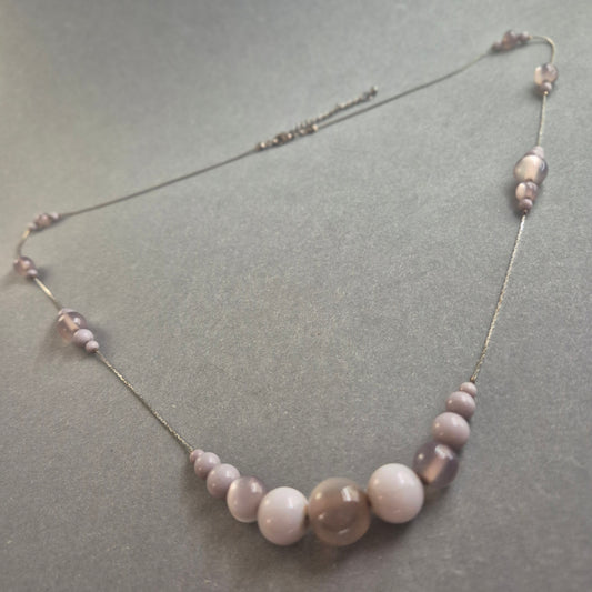 Elegante Vintage-Glasperlenkette in zarten Pastelltönen – Zeitlose Leichtigkeit