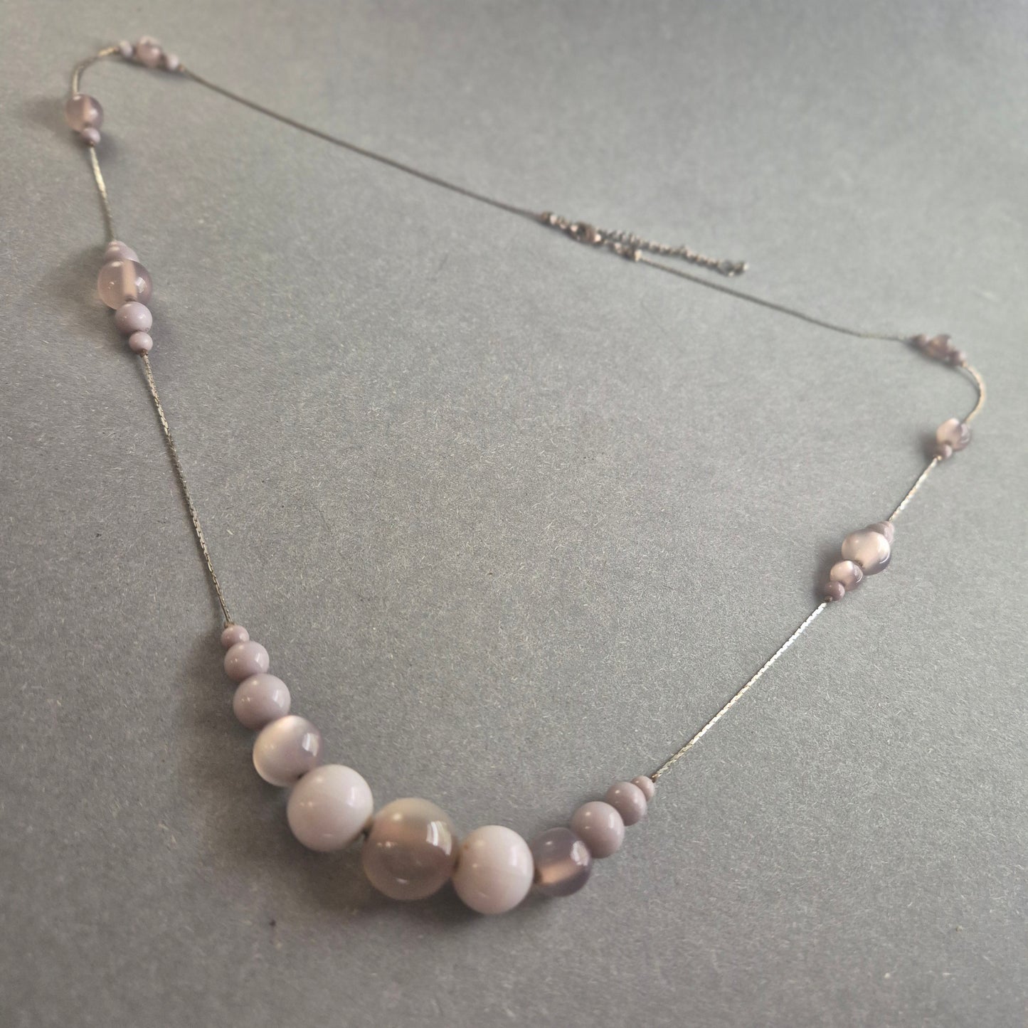 Elegante Vintage-Glasperlenkette in zarten Pastelltönen – Zeitlose Leichtigkeit