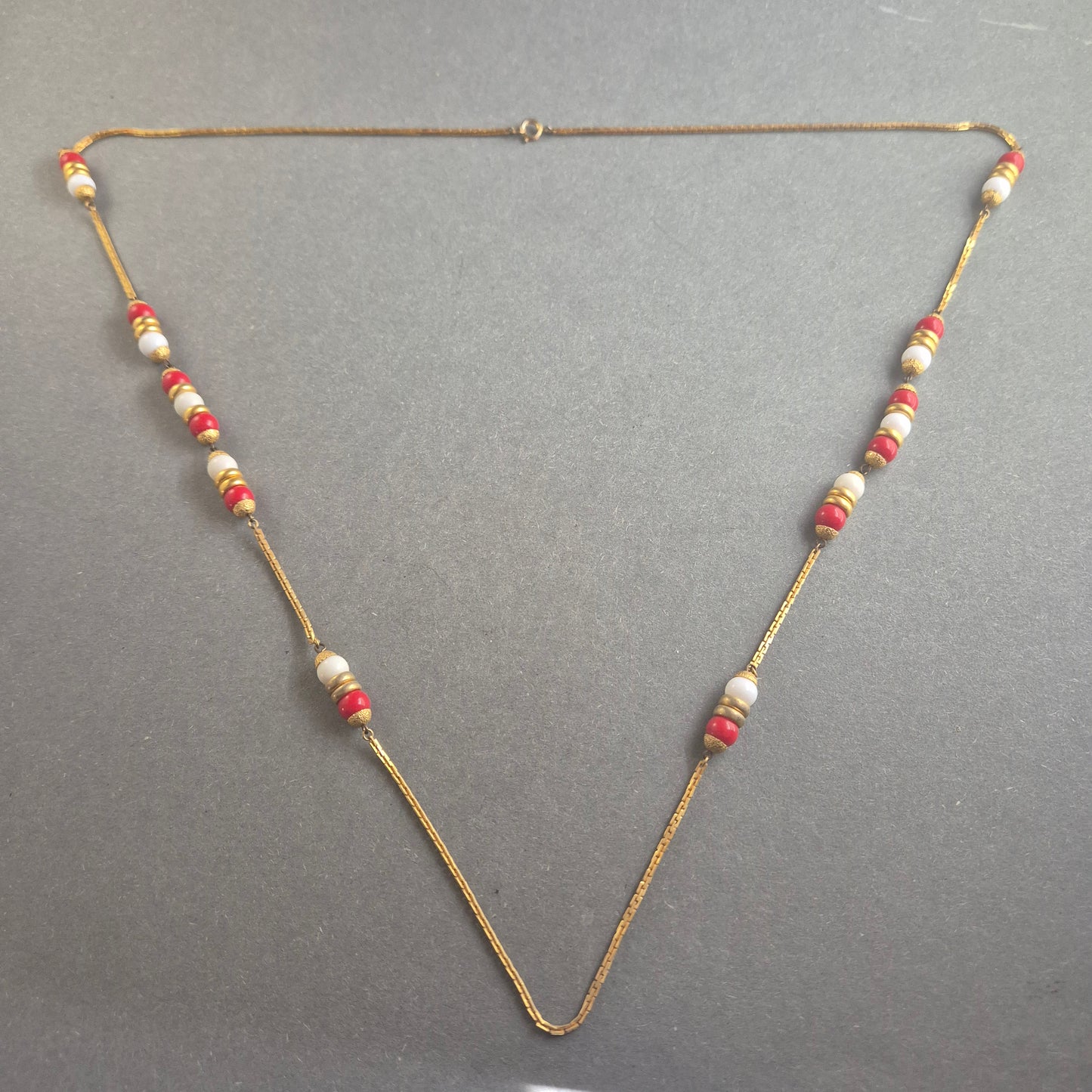 Vintage-Halskette mit goldfarbenen Akzenten – Exotischer Ethno-Chic