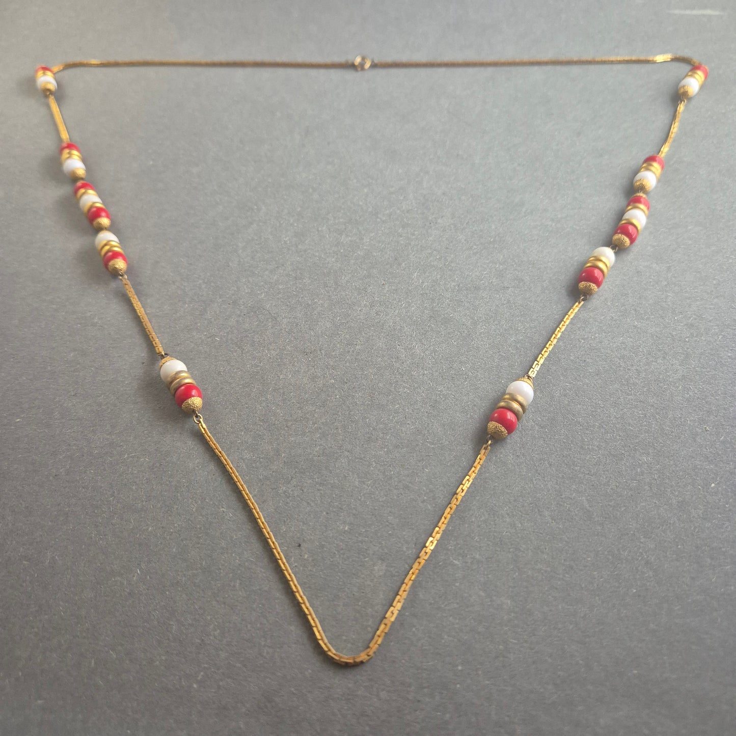 Vintage-Halskette mit goldfarbenen Akzenten – Exotischer Ethno-Chic