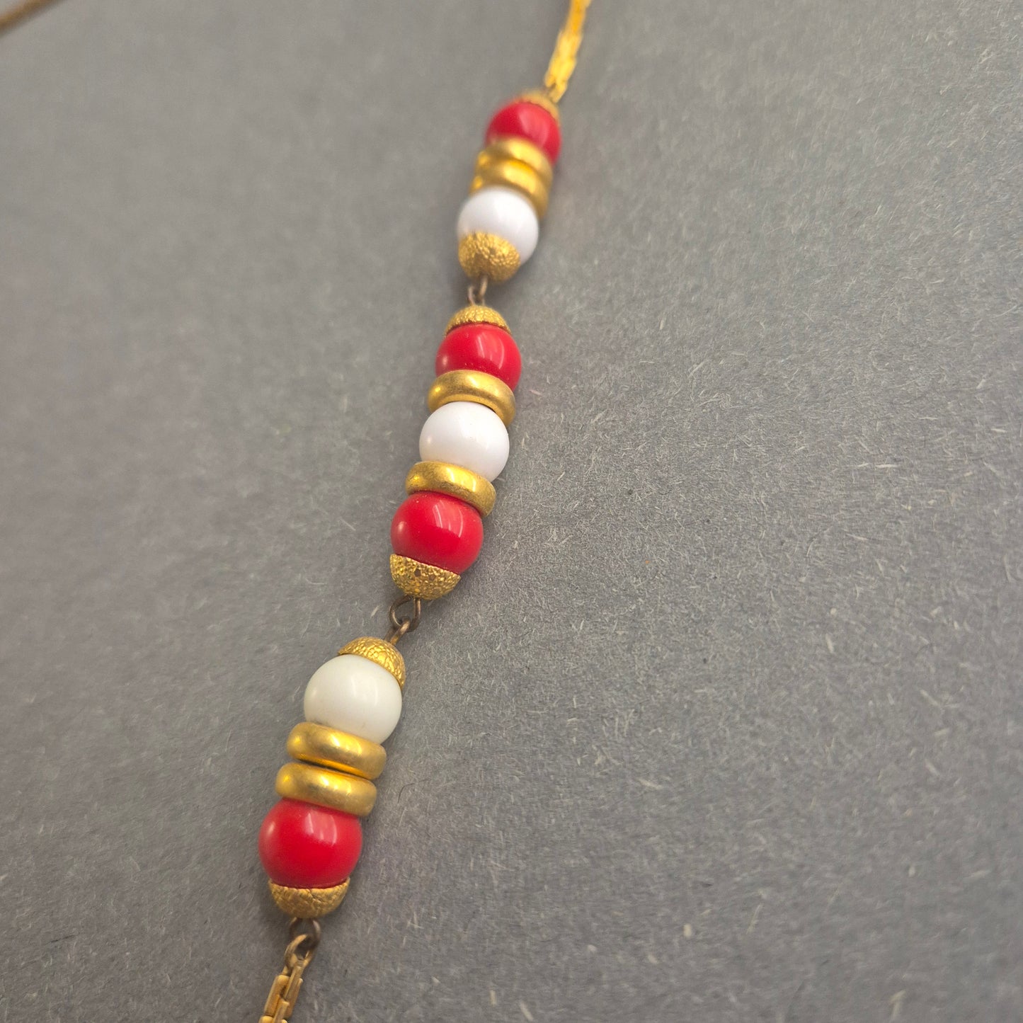 Vintage-Halskette mit goldfarbenen Akzenten – Exotischer Ethno-Chic