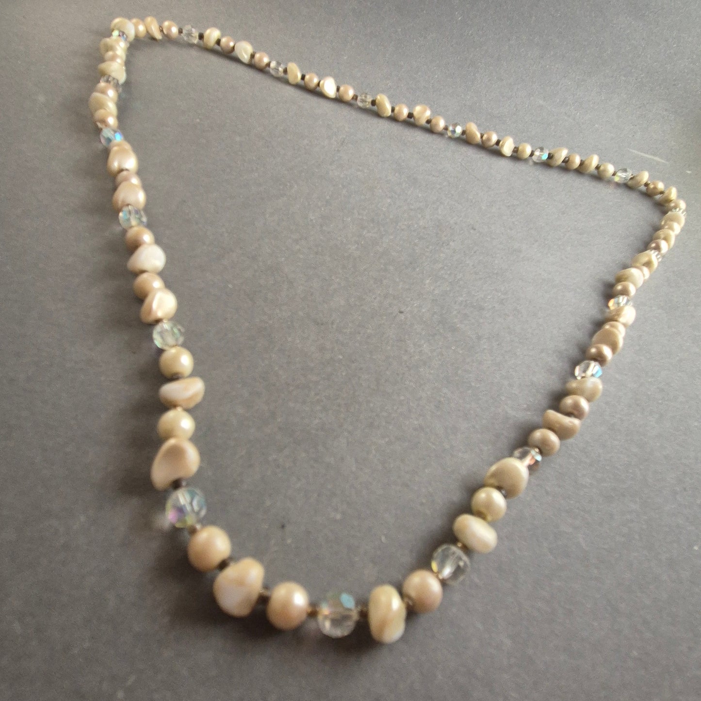 Vintage-Perlenkette mit Kristallakzenten – Elegante Schlichtheit