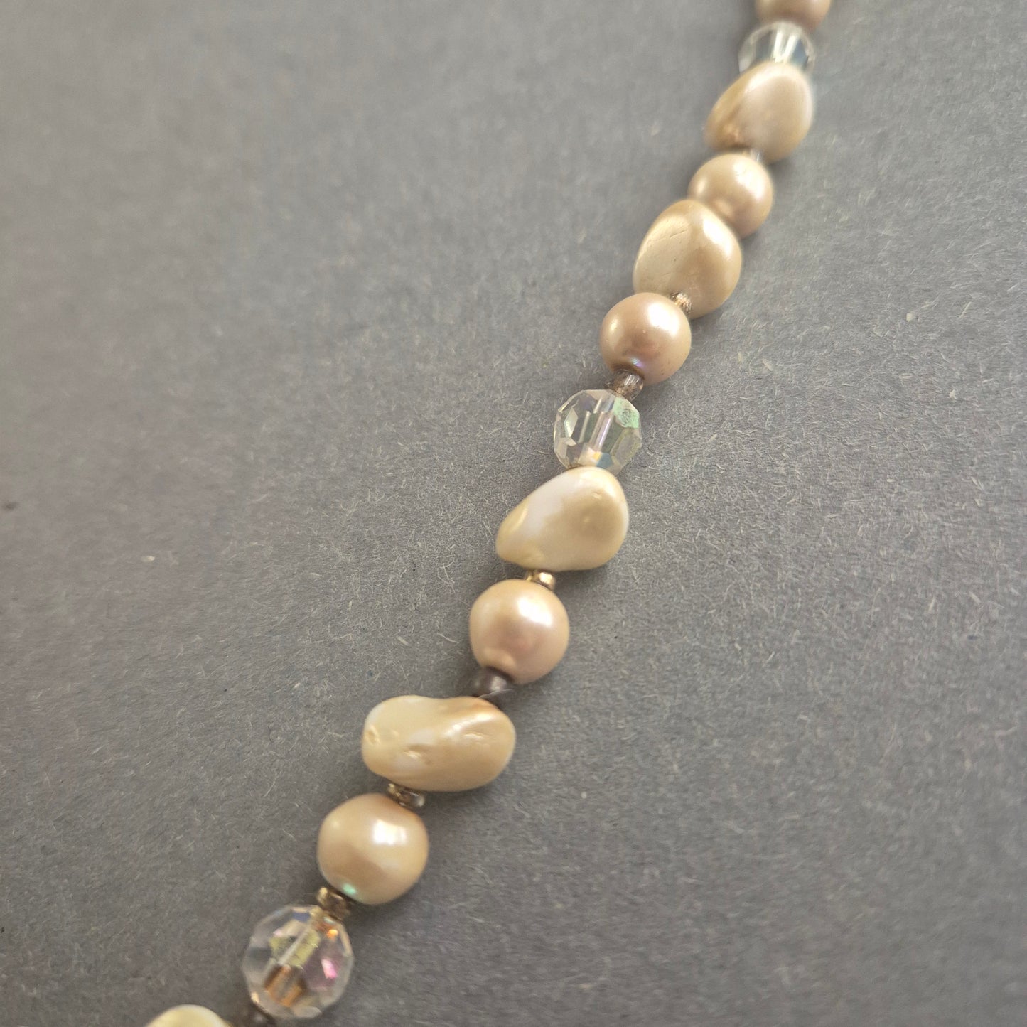 Vintage-Perlenkette mit Kristallakzenten – Elegante Schlichtheit