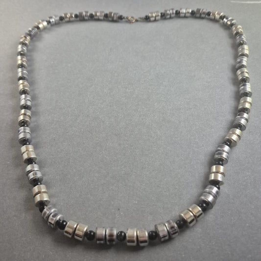 Halskette mit metallischen Zylinderperlen Zeitlose Eleganz