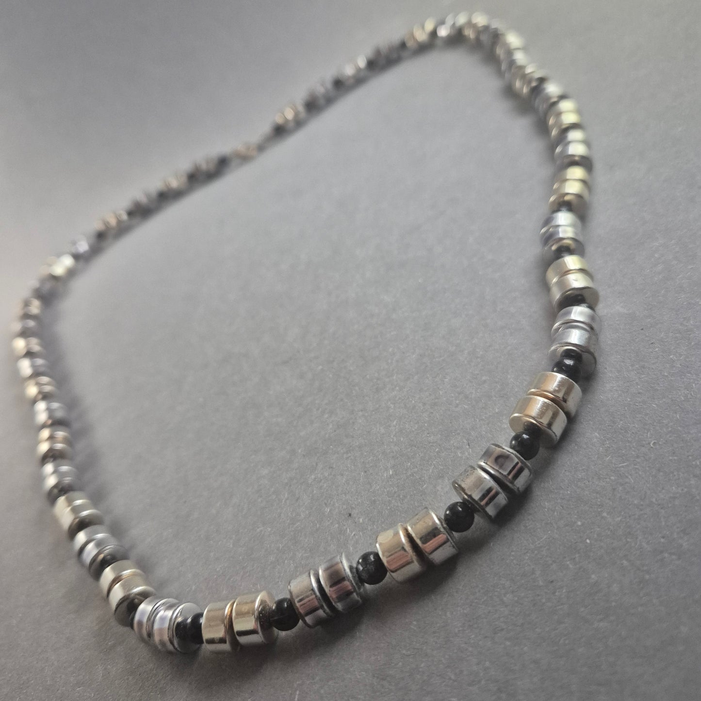 Halskette mit metallischen Zylinderperlen Zeitlose Eleganz