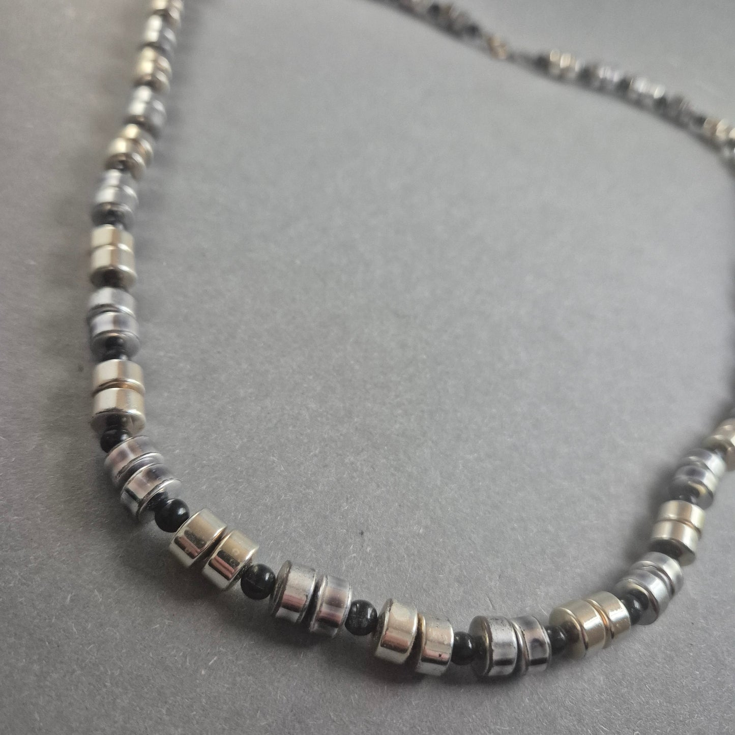 Halskette mit metallischen Zylinderperlen Zeitlose Eleganz