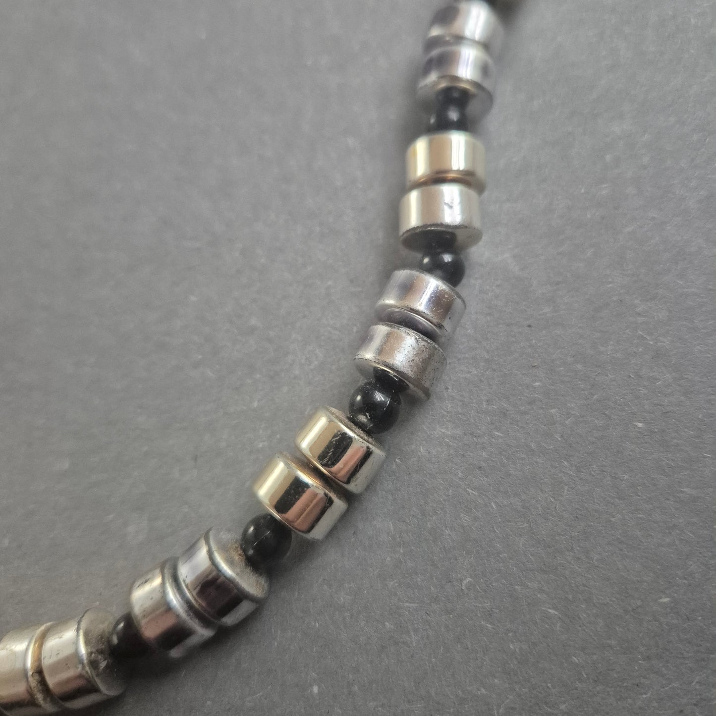 Halskette mit metallischen Zylinderperlen Zeitlose Eleganz