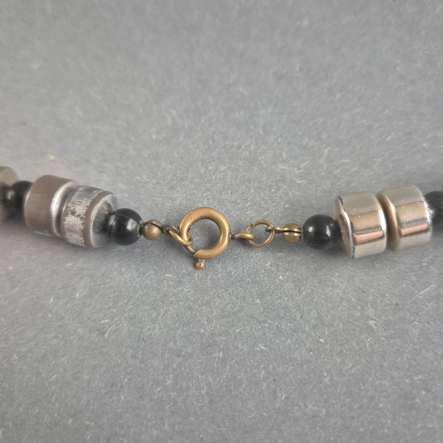 Halskette mit metallischen Zylinderperlen Zeitlose Eleganz