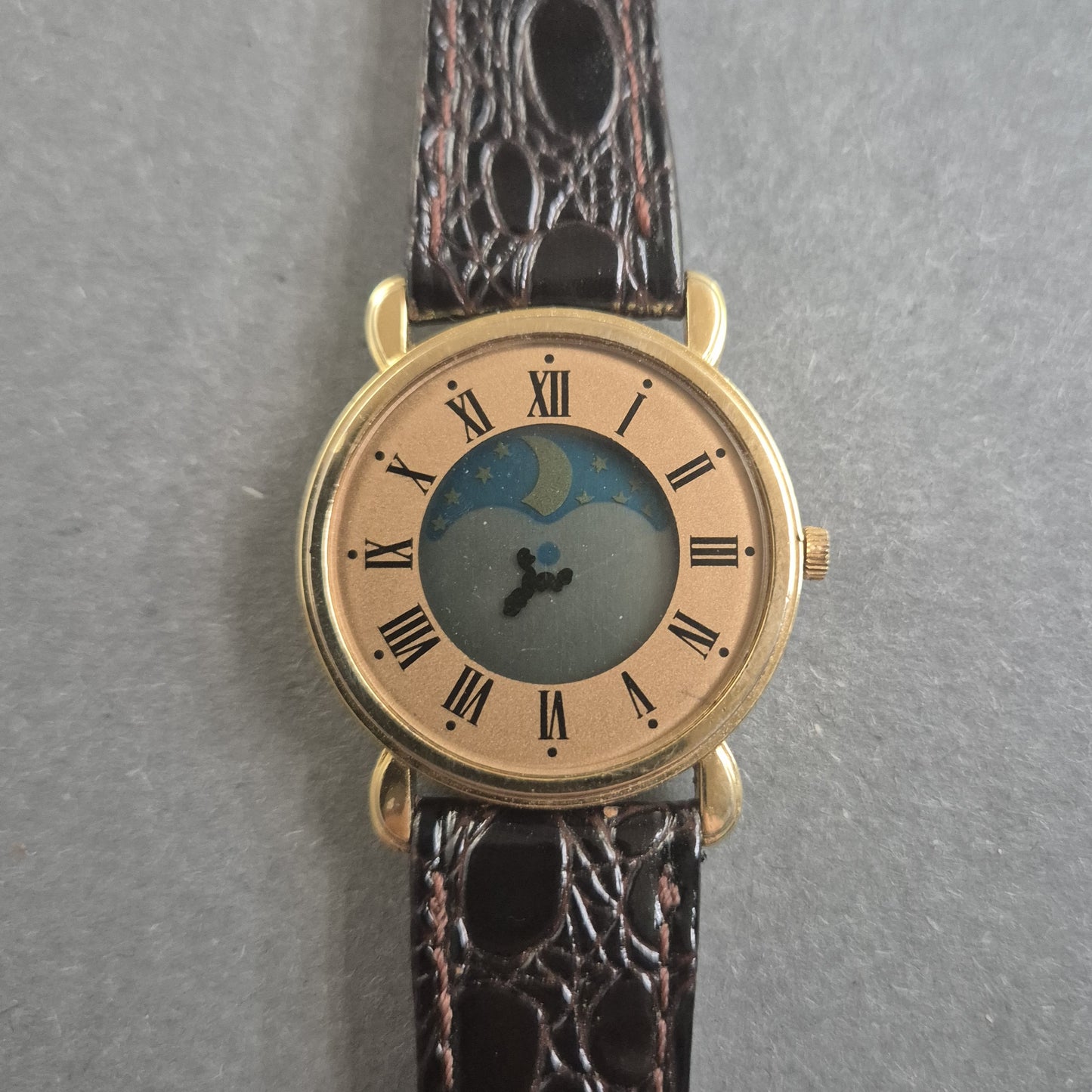 Elegante Vintage-Armbanduhr – Mondphasen-Design und Klassische Römische Ziffern