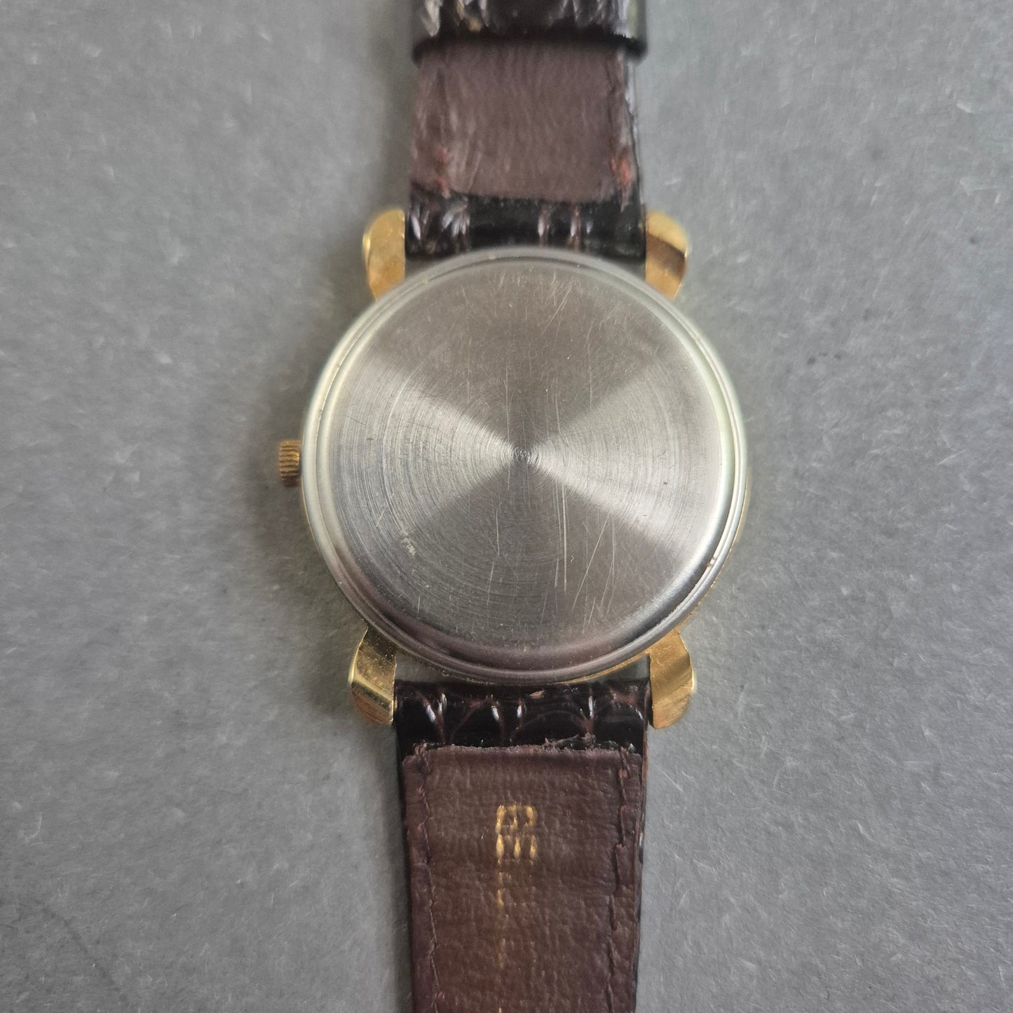 Elegante Vintage-Armbanduhr – Mondphasen-Design und Klassische Römische Ziffern