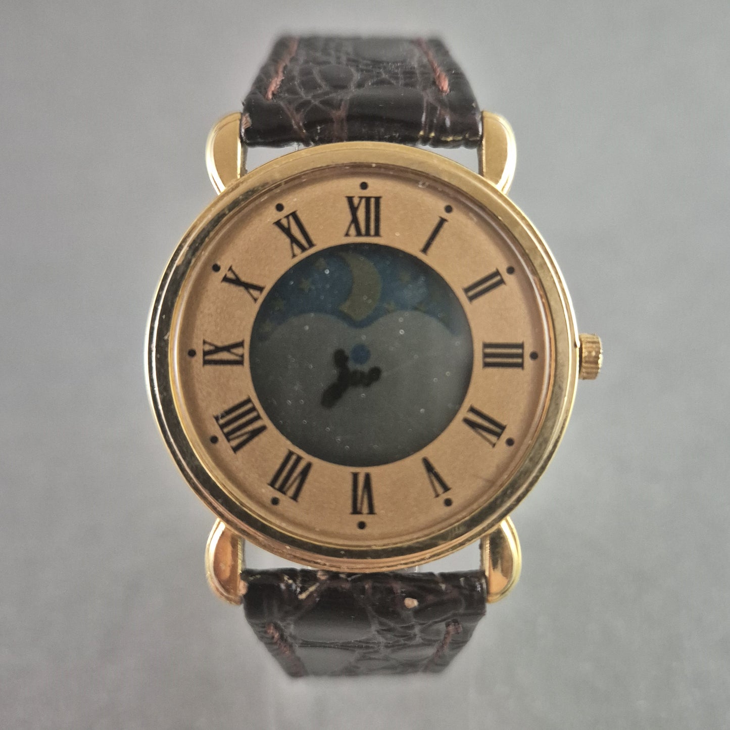 Elegante Vintage-Armbanduhr – Mondphasen-Design und Klassische Römische Ziffern