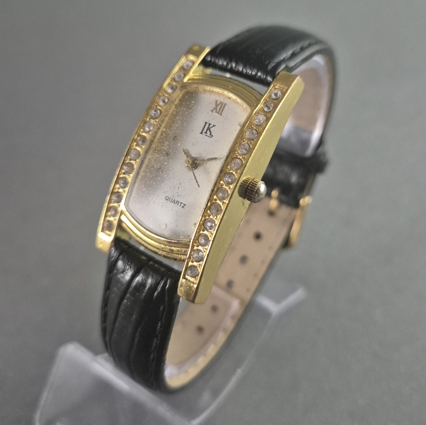 Elegante IK Damenarmbanduhr – Goldenes Design mit Strassverzierung