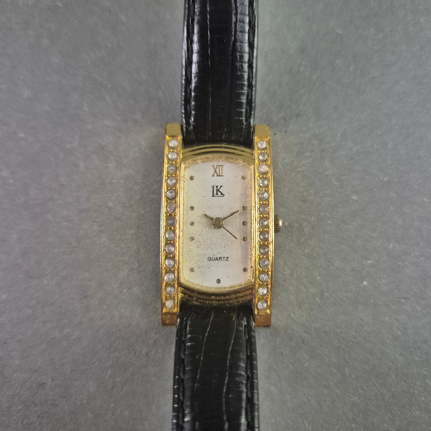 Elegante IK Damenarmbanduhr – Goldenes Design mit Strassverzierung