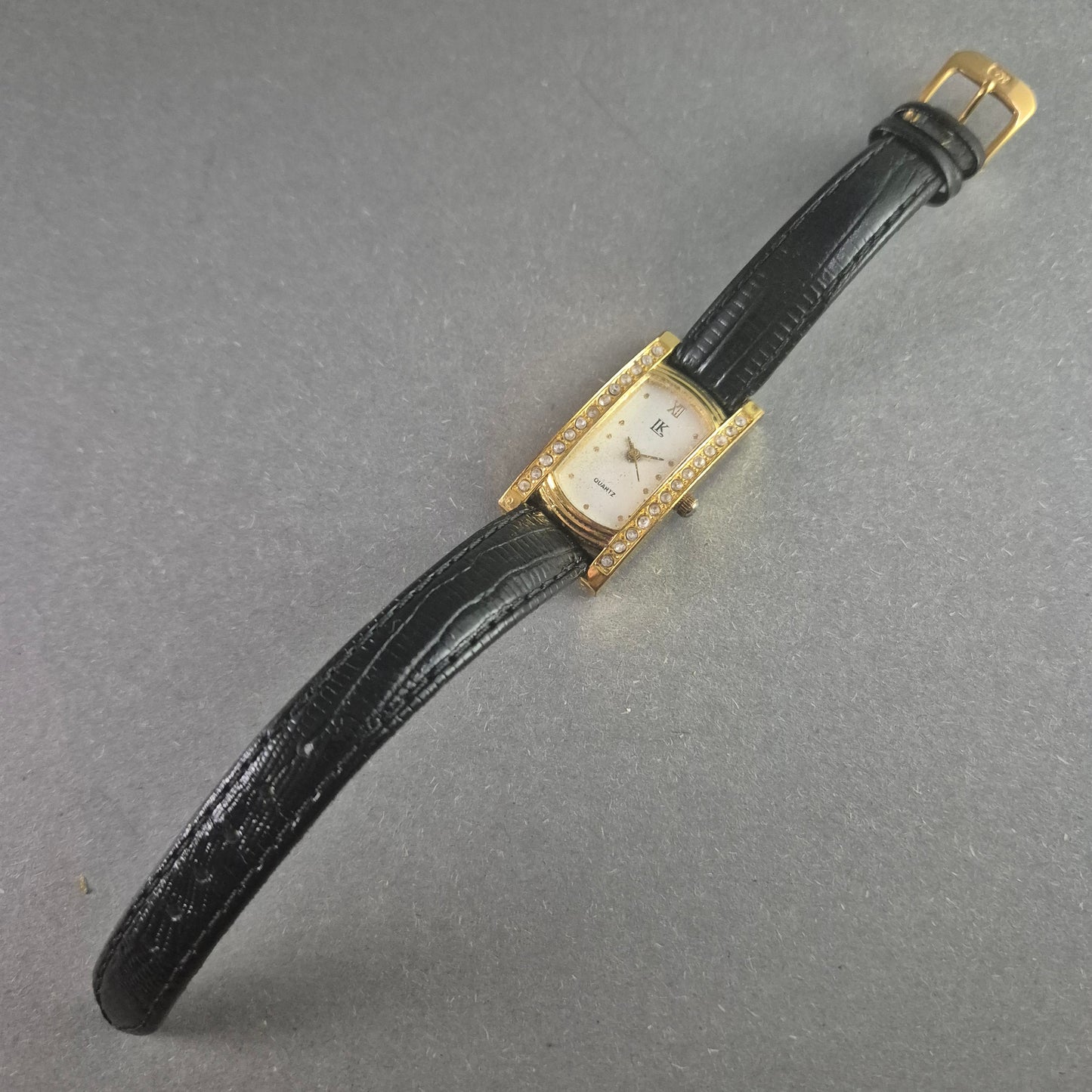 Elegante IK Damenarmbanduhr – Goldenes Design mit Strassverzierung