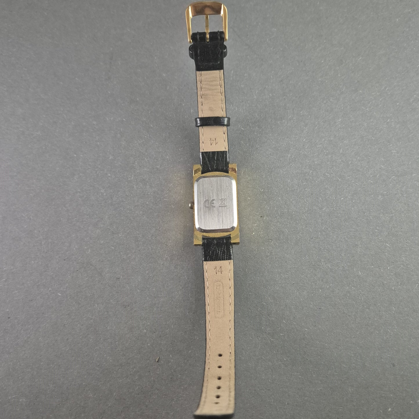 Elegante IK Damenarmbanduhr – Goldenes Design mit Strassverzierung