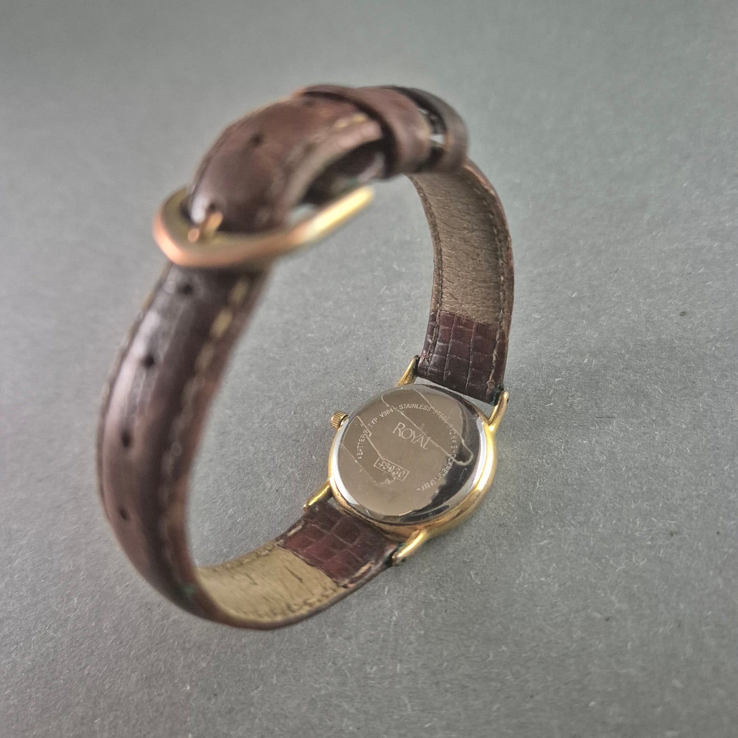 Klassische Royal Herrenarmbanduhr – Goldenes Design mit römischen Ziffern