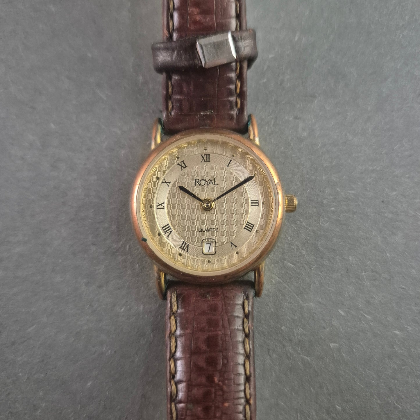 Klassische Royal Herrenarmbanduhr – Goldenes Design mit römischen Ziffern