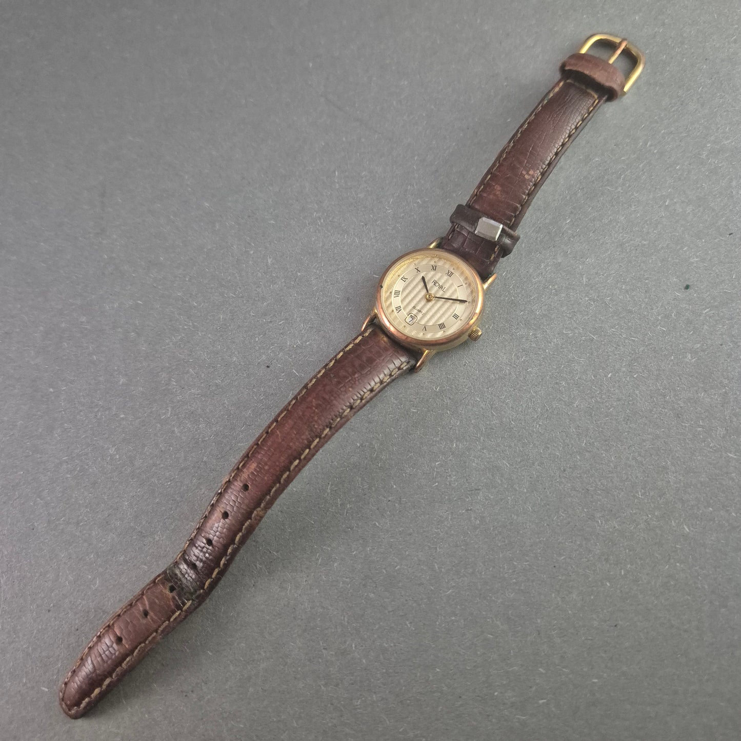 Klassische Royal Herrenarmbanduhr – Goldenes Design mit römischen Ziffern