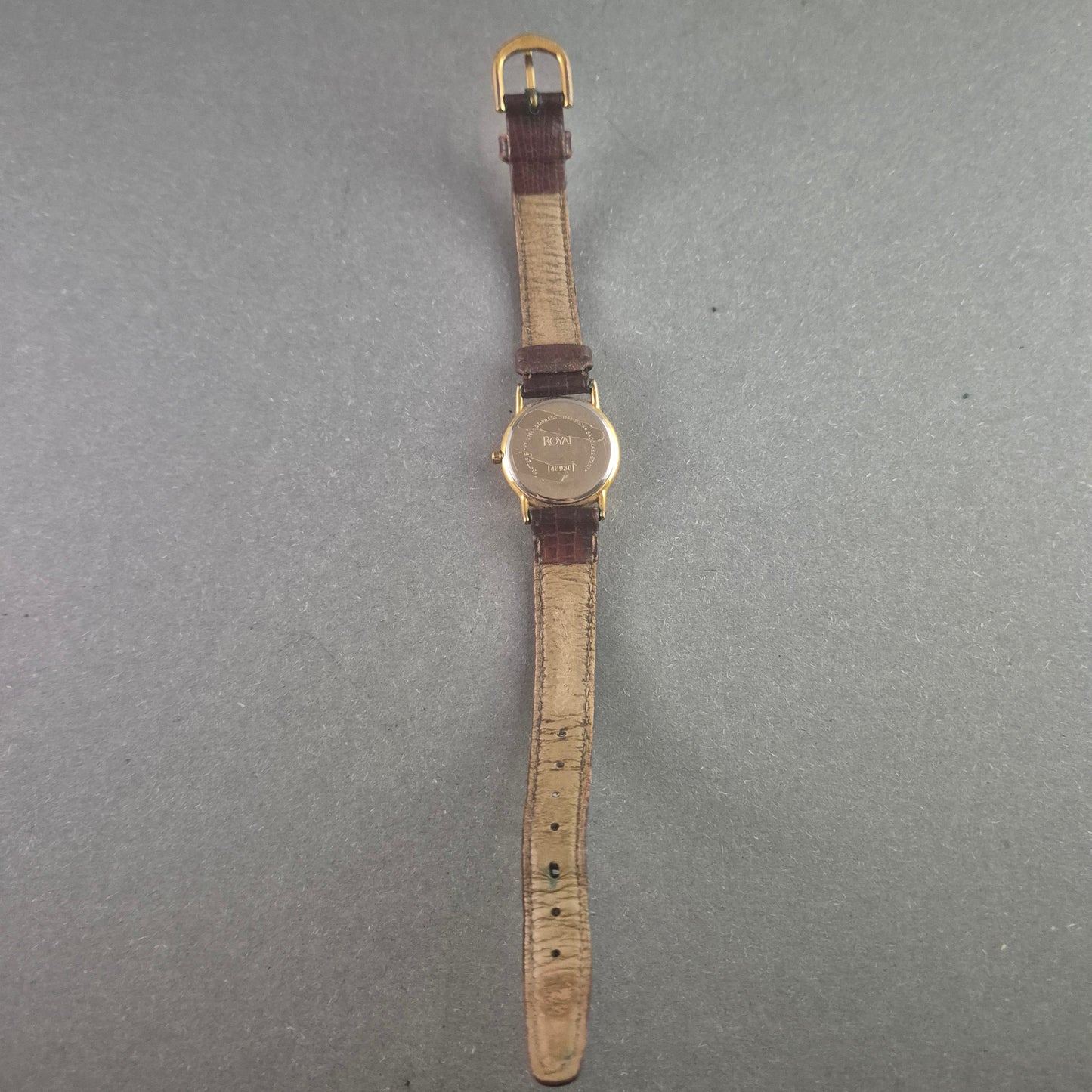 Klassische Royal Herrenarmbanduhr – Goldenes Design mit römischen Ziffern