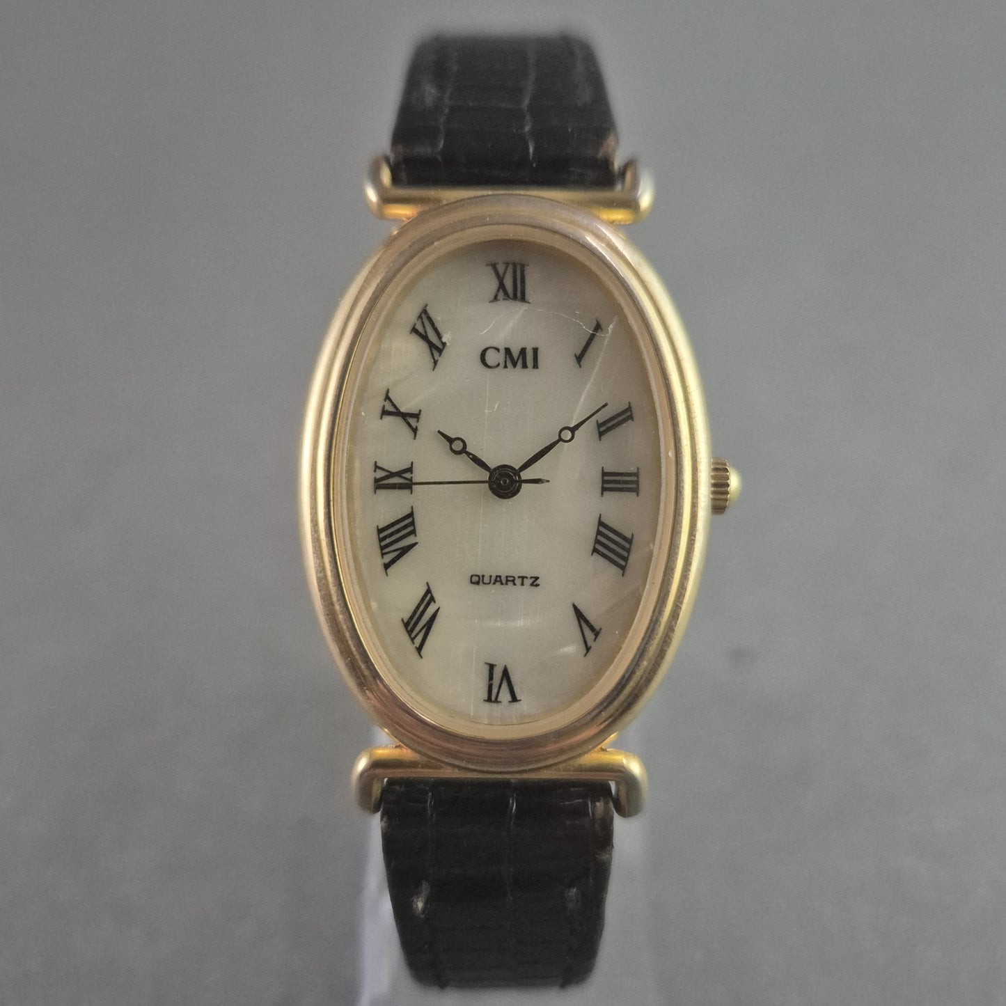 Elegante CMI Damenarmbanduhr – Goldenes Ovales Design mit römischen Ziffern