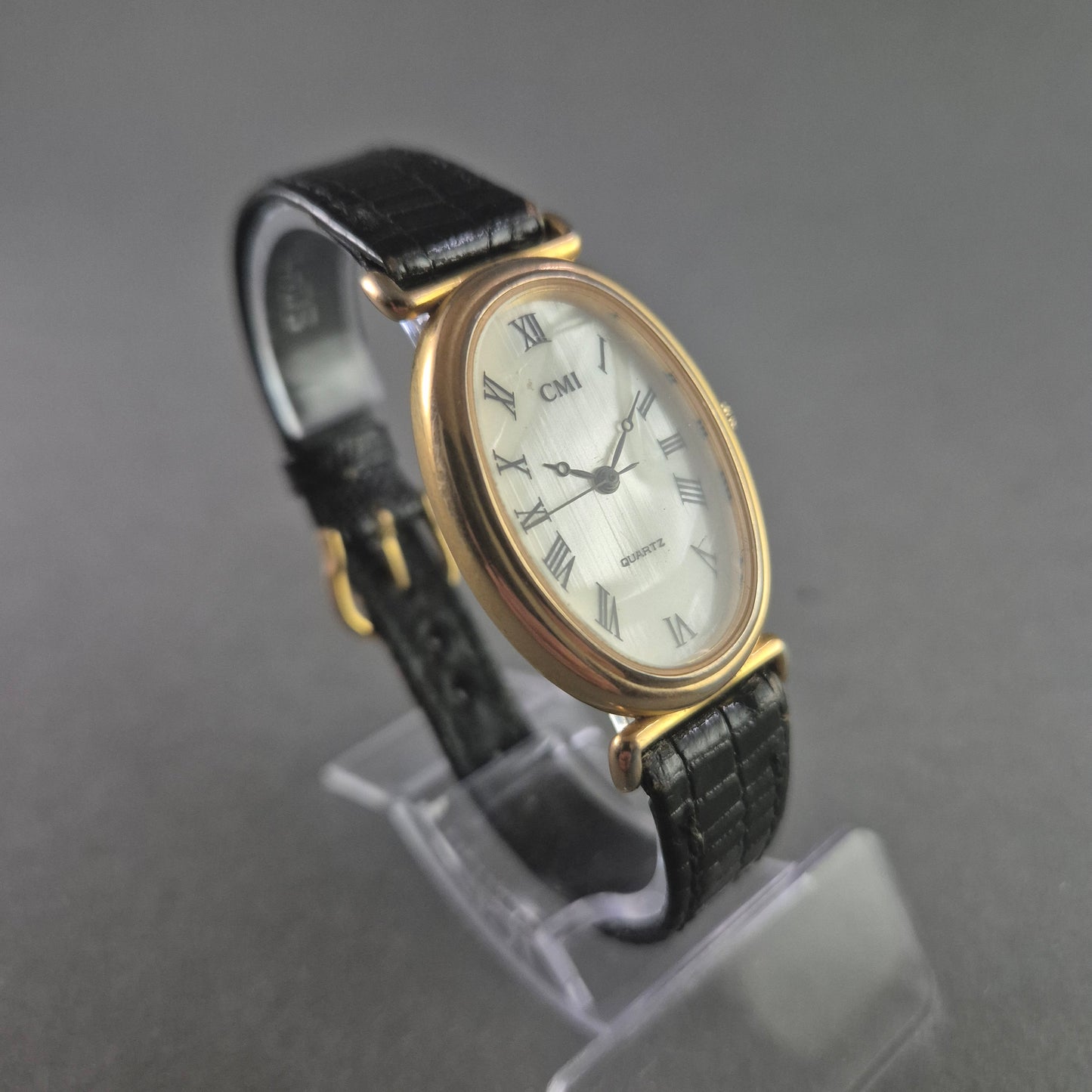 Elegante CMI Damenarmbanduhr – Goldenes Ovales Design mit römischen Ziffern