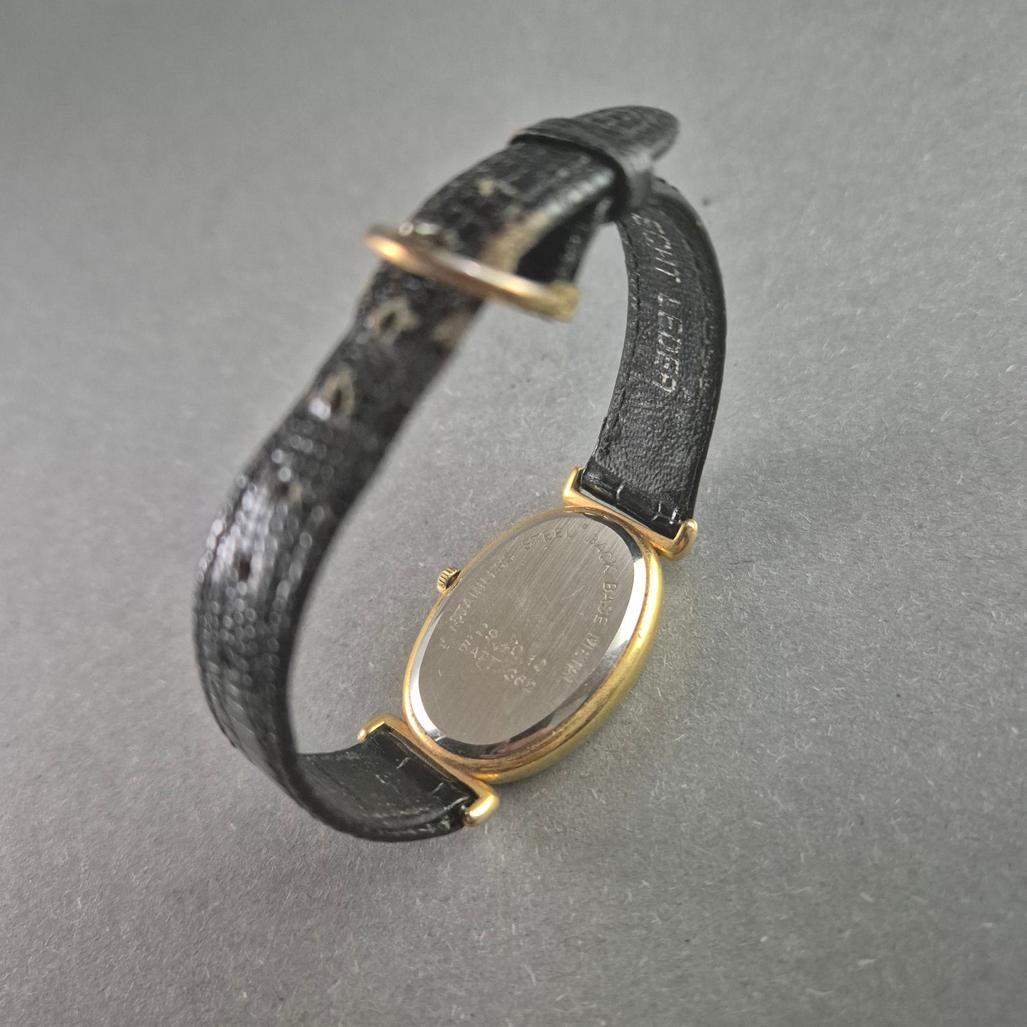 Elegante CMI Damenarmbanduhr – Goldenes Ovales Design mit römischen Ziffern