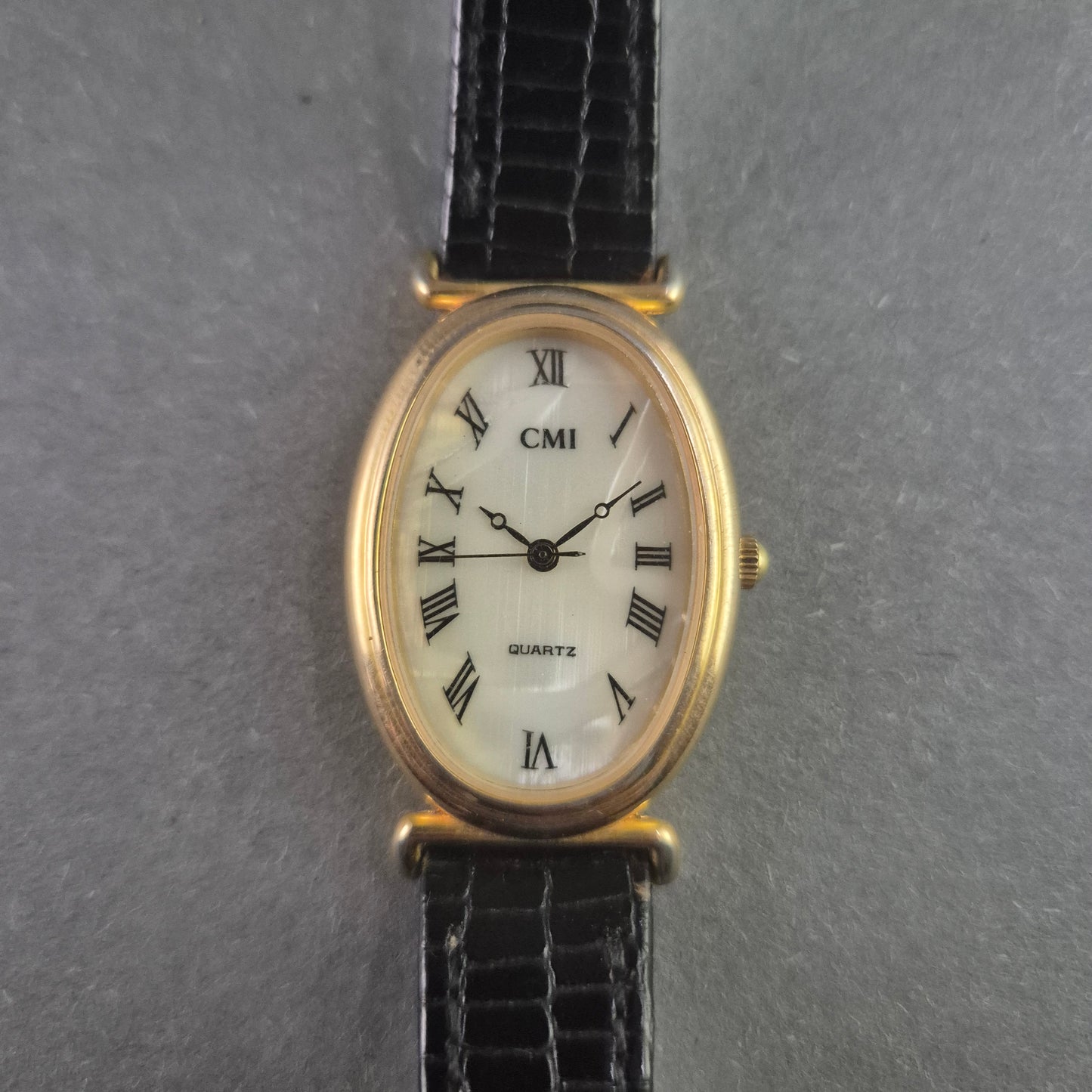 Elegante CMI Damenarmbanduhr – Goldenes Ovales Design mit römischen Ziffern