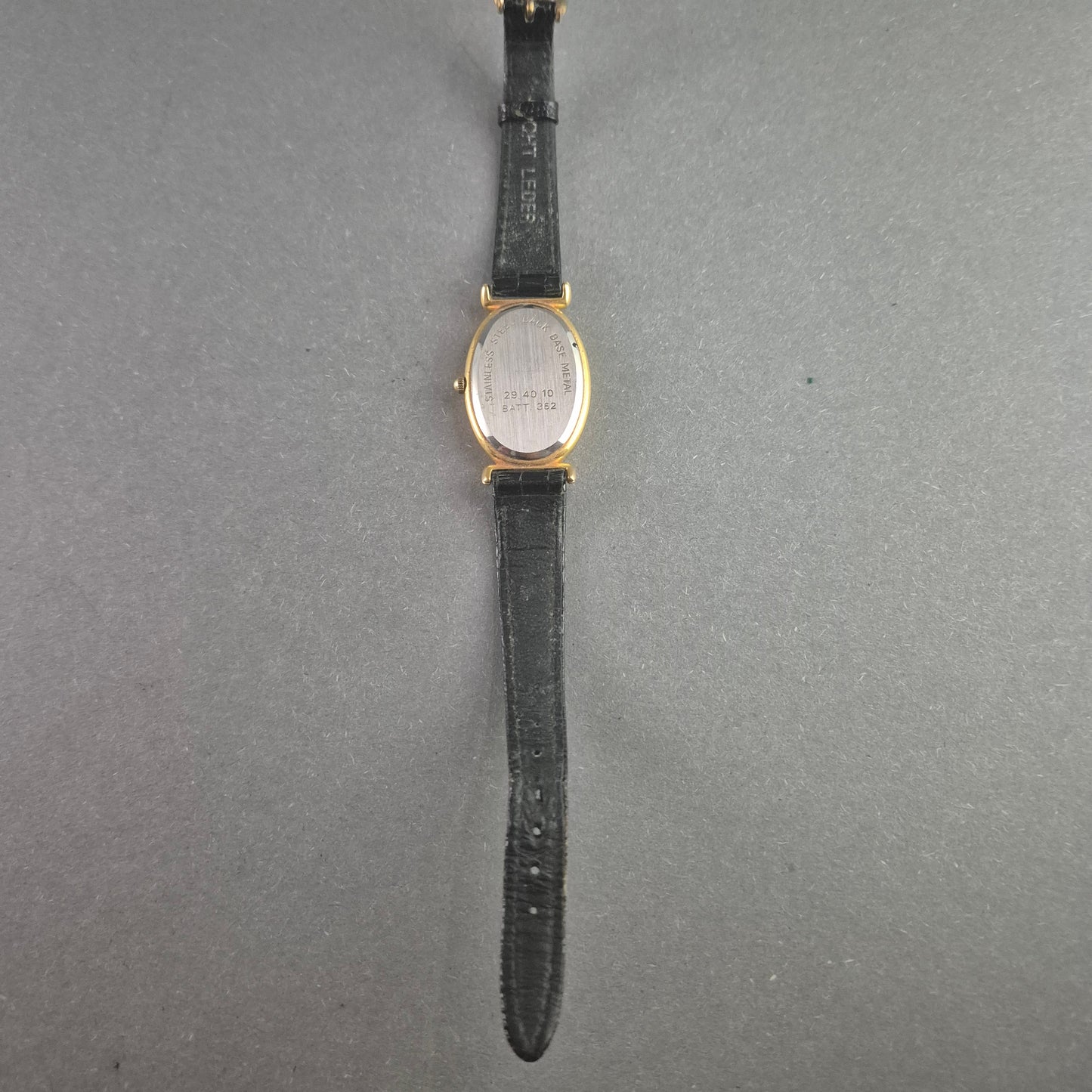 Elegante CMI Damenarmbanduhr – Goldenes Ovales Design mit römischen Ziffern