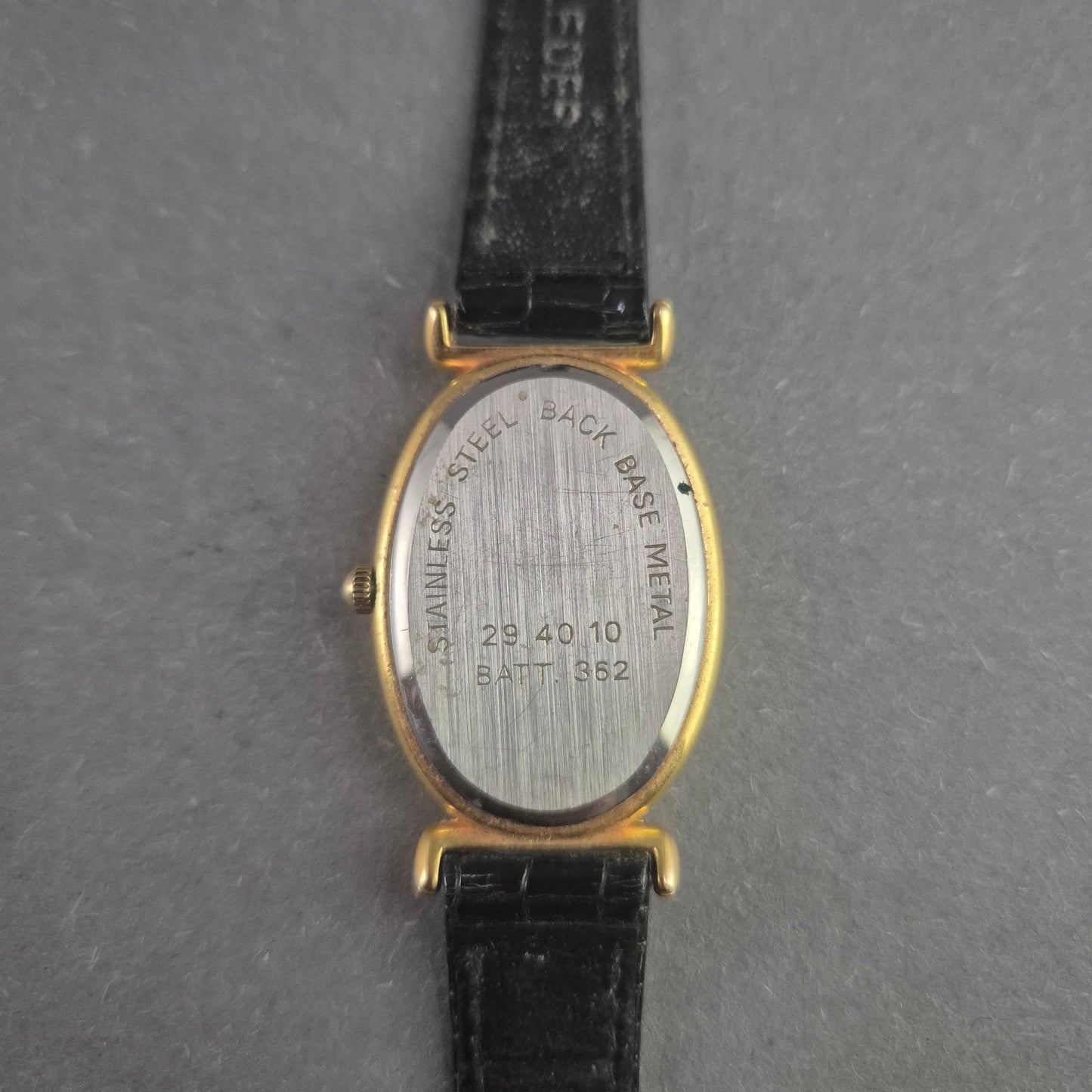 Elegante CMI Damenarmbanduhr – Goldenes Ovales Design mit römischen Ziffern