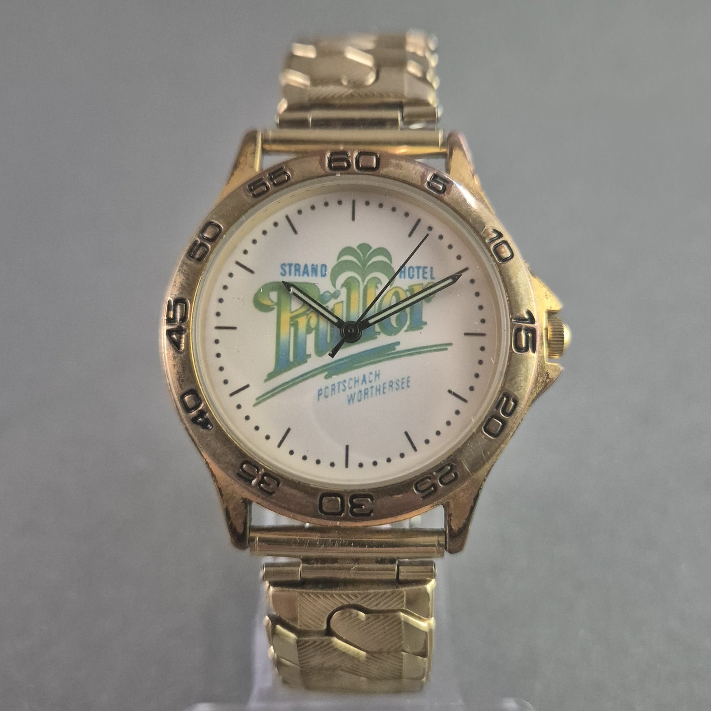 Exklusive WMC Herrenarmbanduhr – Goldfarbenes Design mit Hotel-Logo