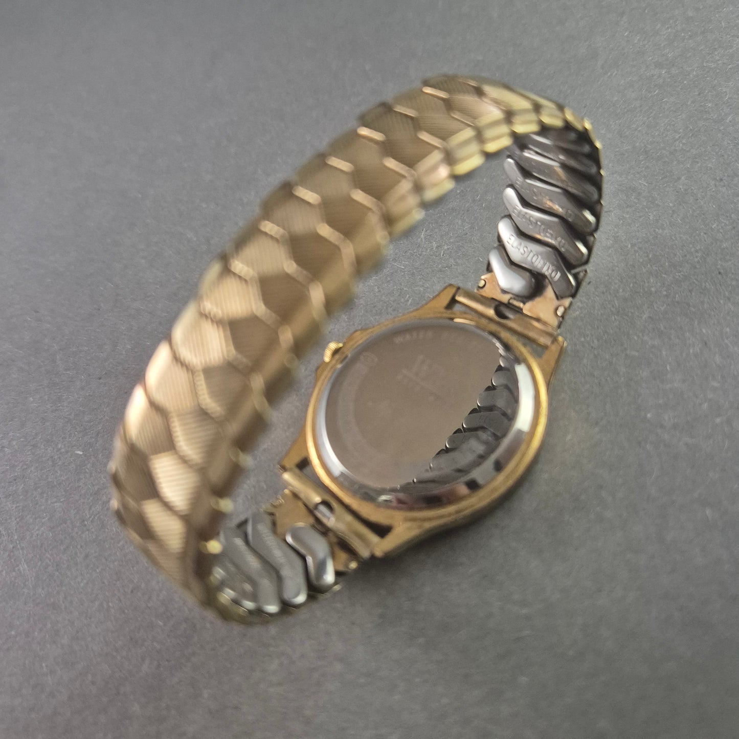 Exklusive WMC Herrenarmbanduhr – Goldfarbenes Design mit Hotel-Logo