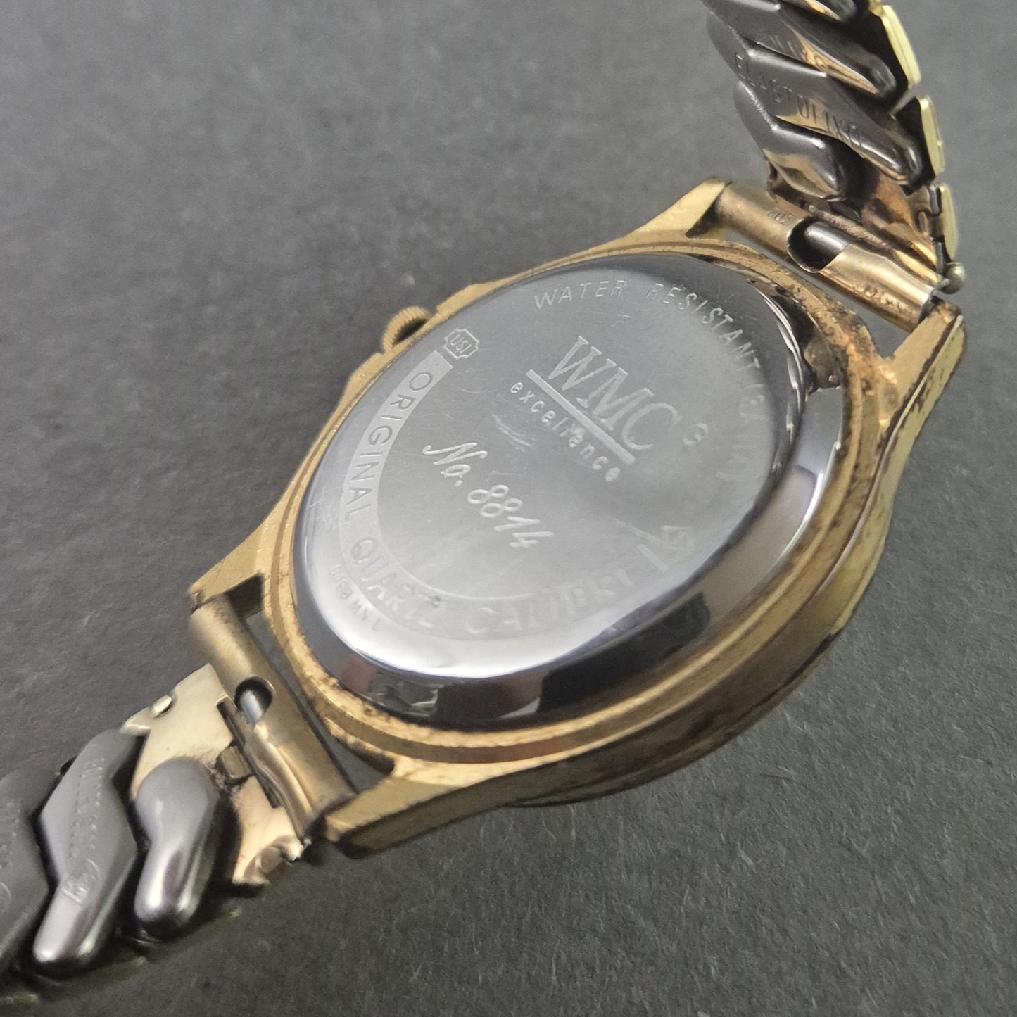 Exklusive WMC Herrenarmbanduhr – Goldfarbenes Design mit Hotel-Logo