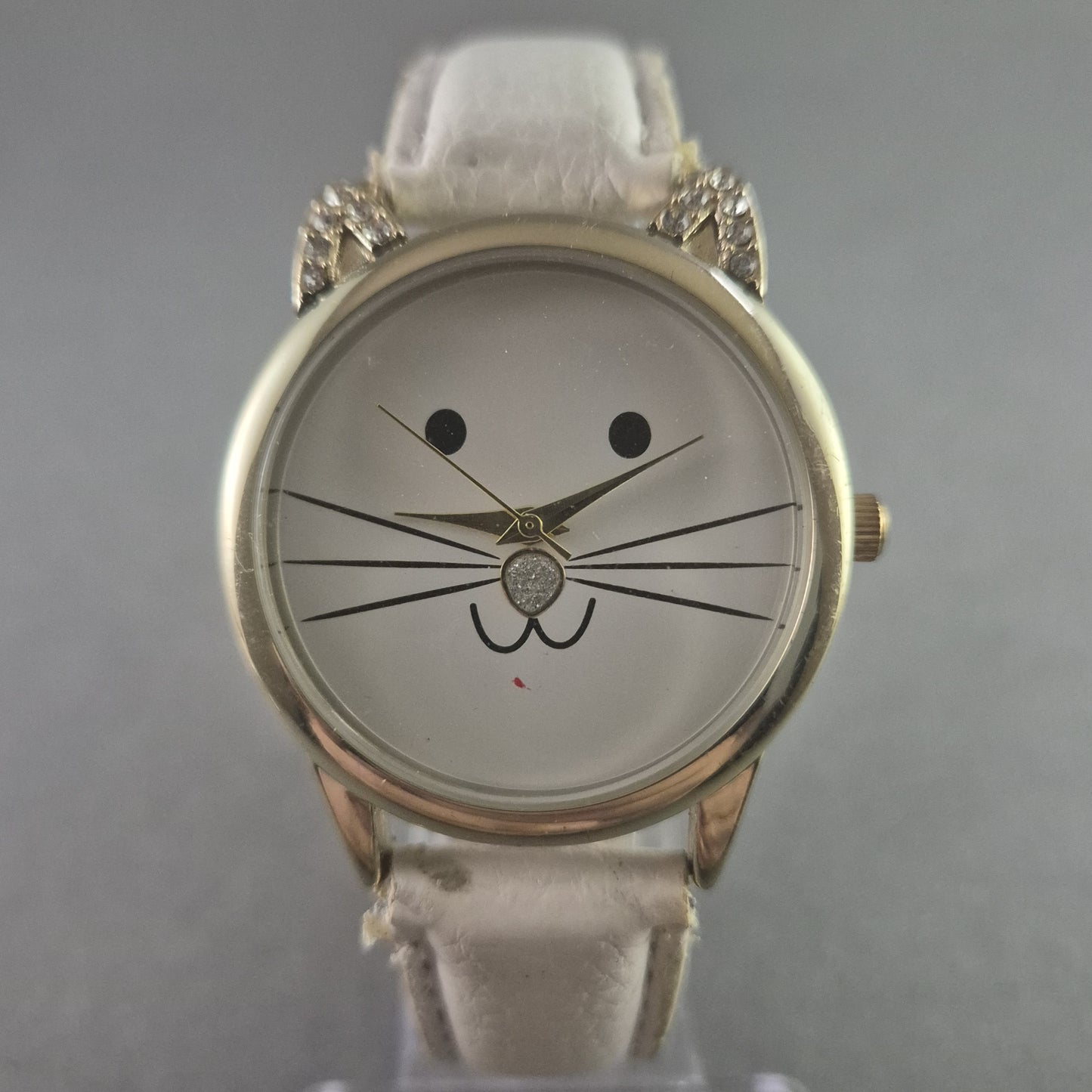 Verspielte Damenarmbanduhr – Katzenmotiv mit Strass-Details