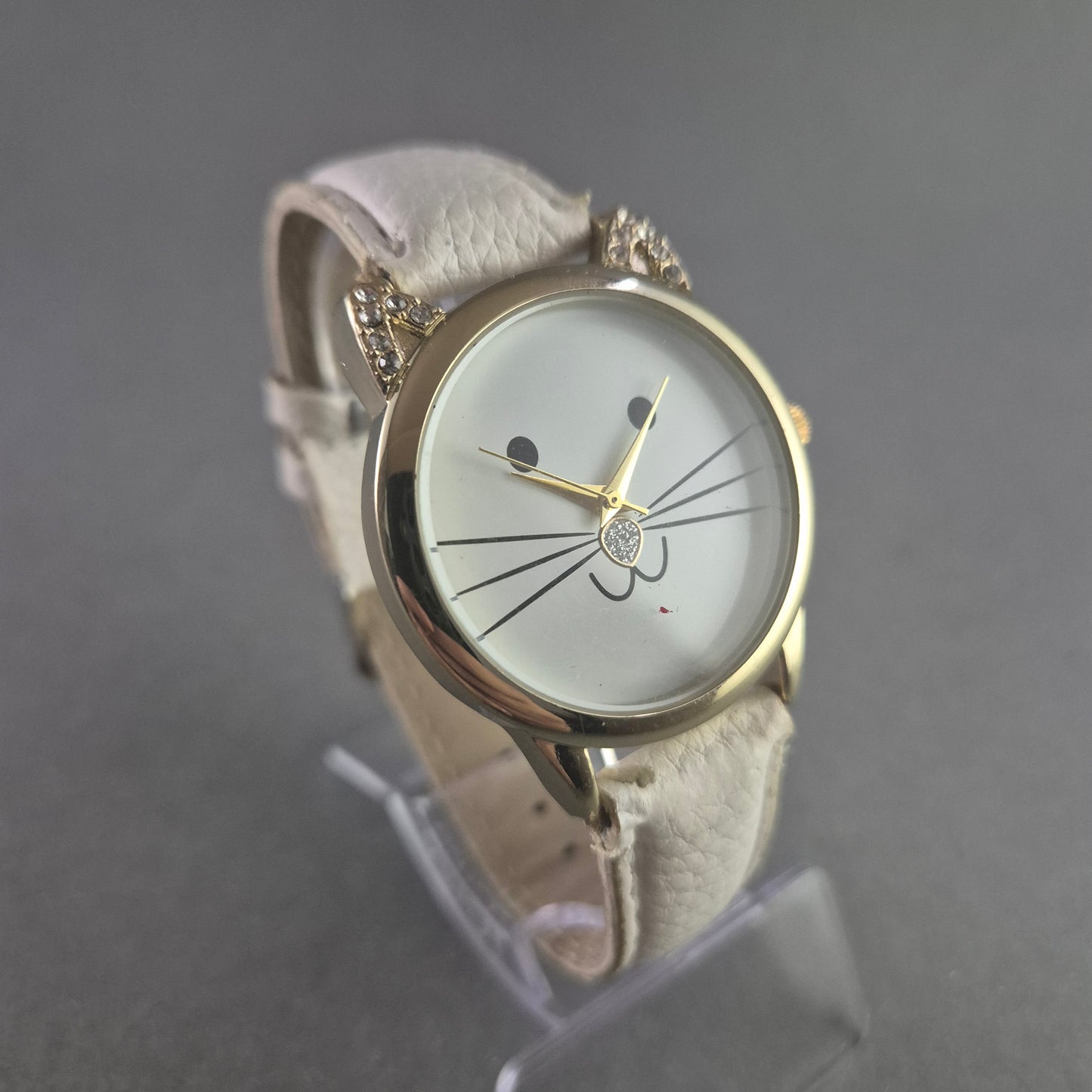 Verspielte Damenarmbanduhr – Katzenmotiv mit Strass-Details