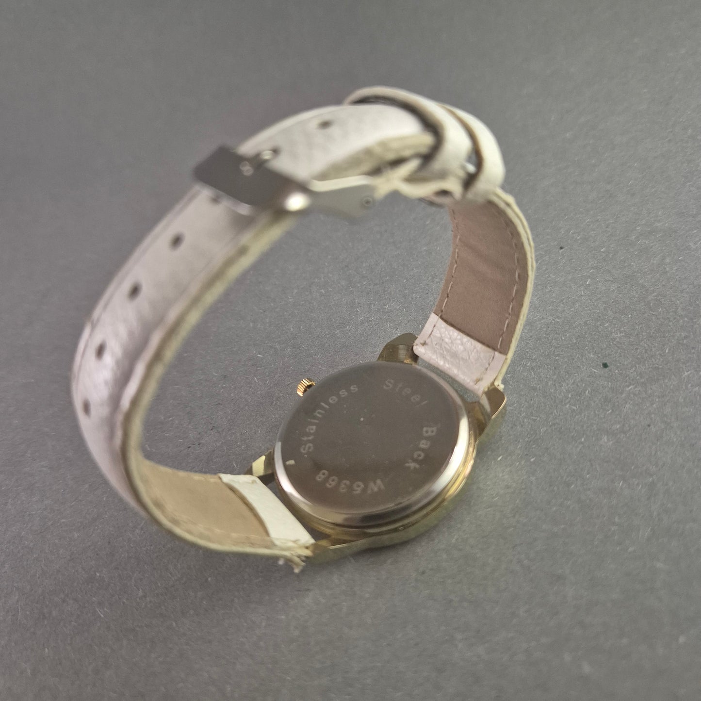 Verspielte Damenarmbanduhr – Katzenmotiv mit Strass-Details