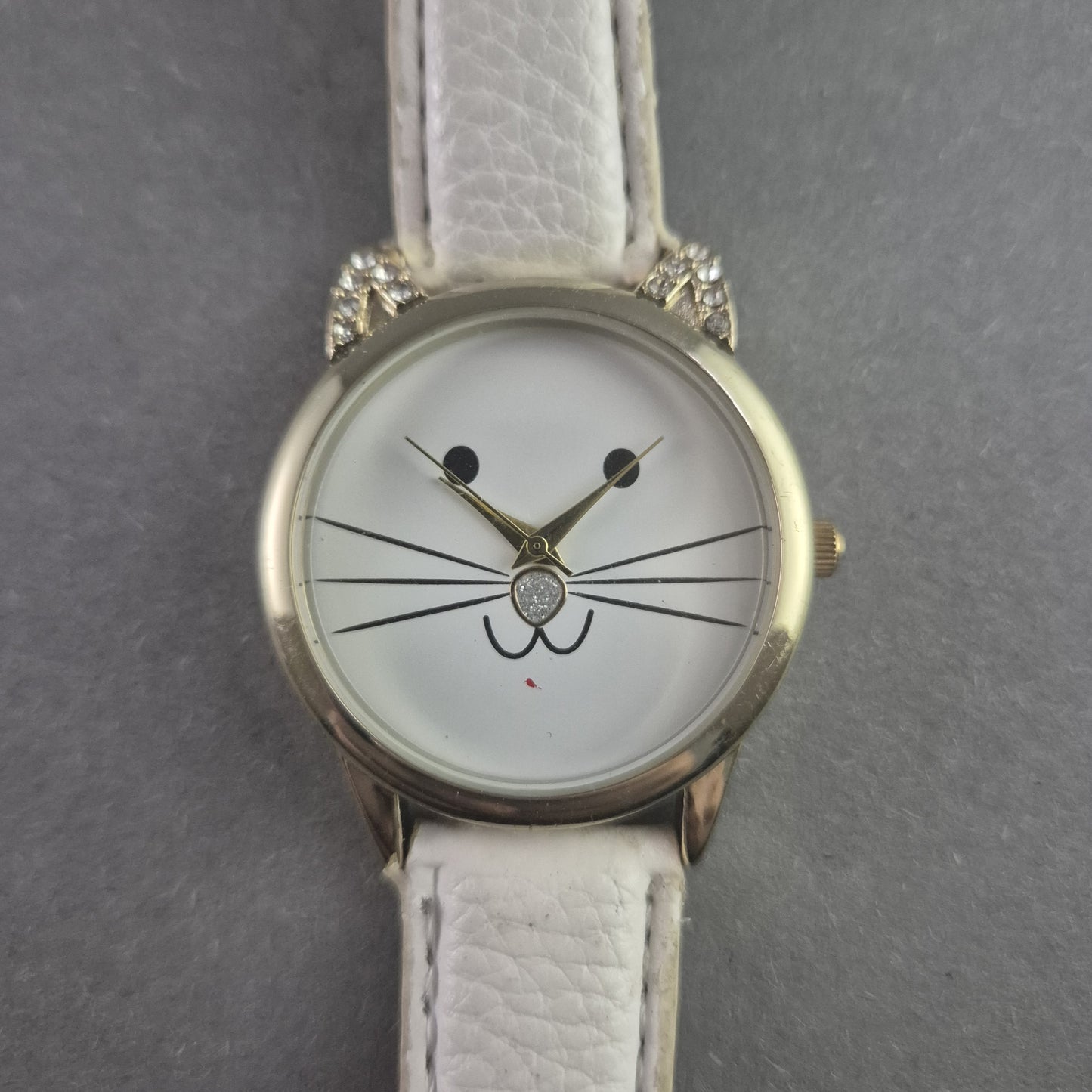 Verspielte Damenarmbanduhr – Katzenmotiv mit Strass-Details