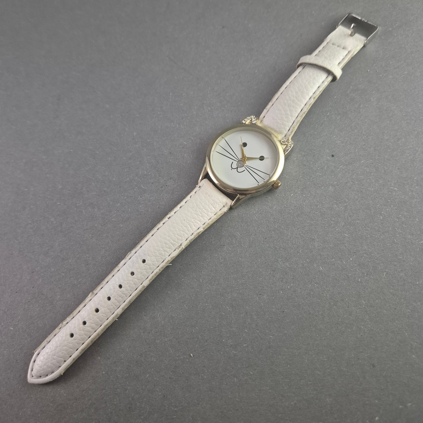 Verspielte Damenarmbanduhr – Katzenmotiv mit Strass-Details