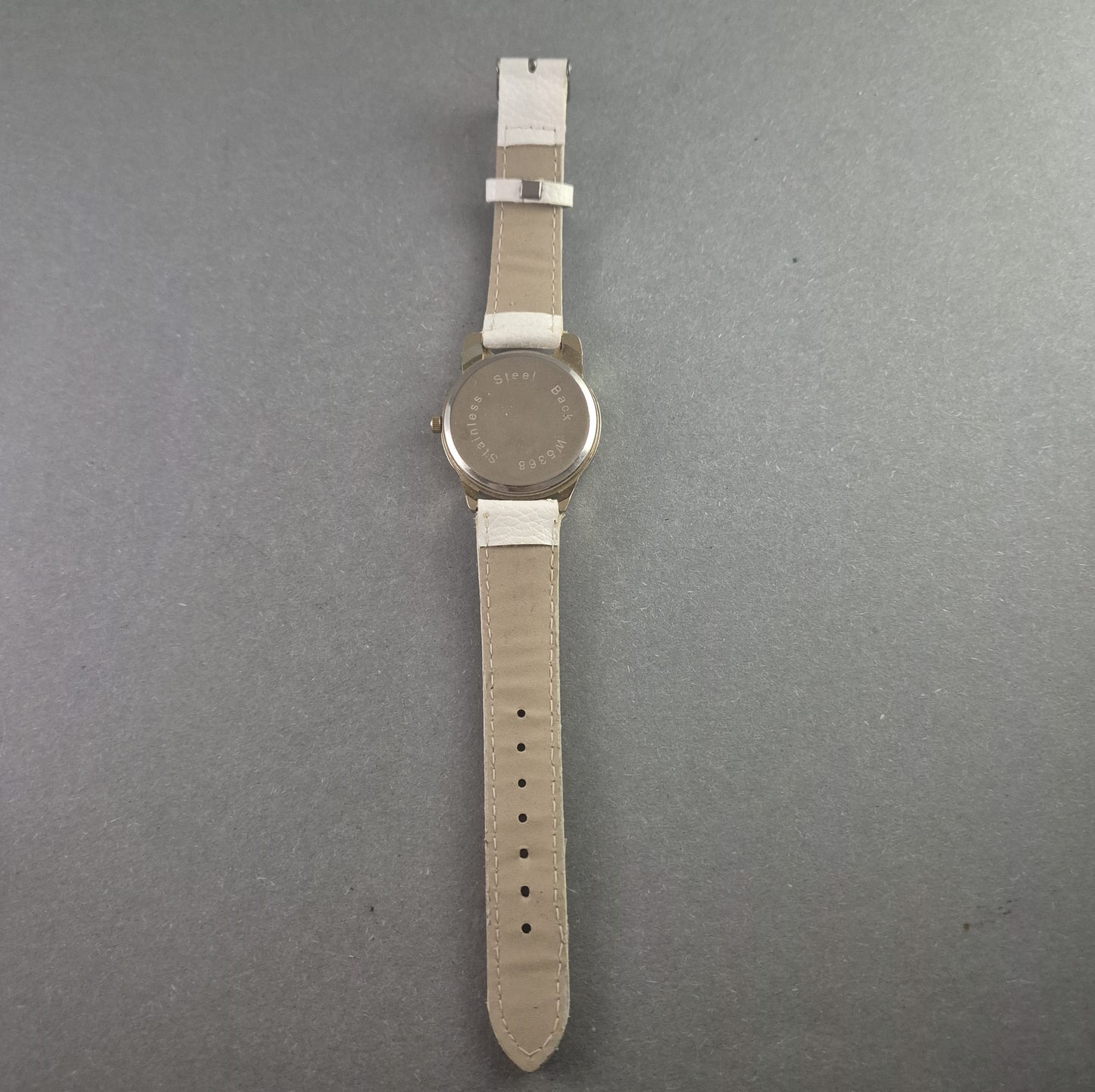 Verspielte Damenarmbanduhr – Katzenmotiv mit Strass-Details