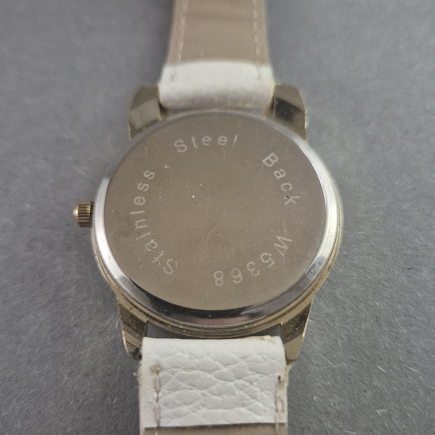 Verspielte Damenarmbanduhr – Katzenmotiv mit Strass-Details